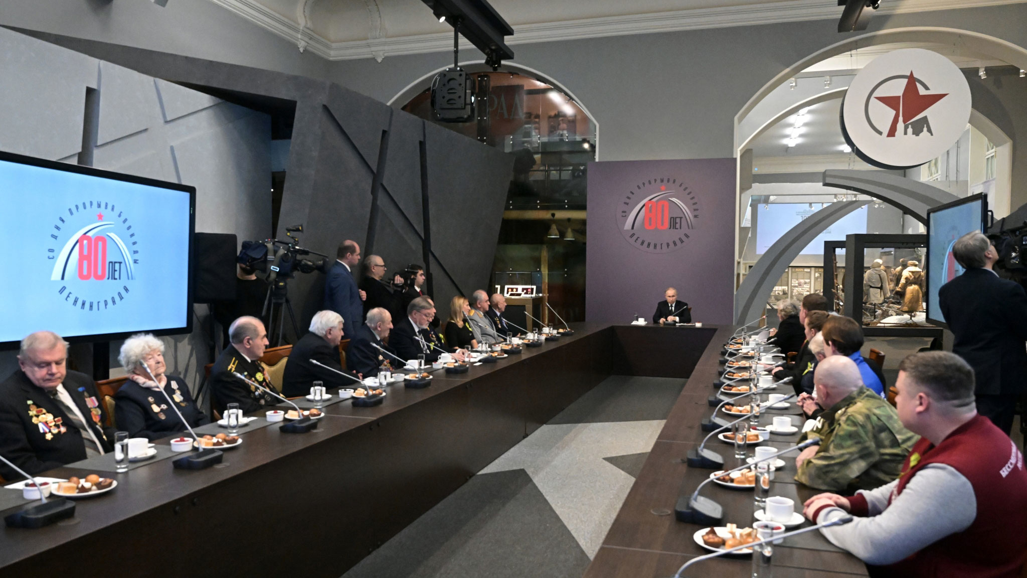 Президент встретился с ветеранами-блокадниками