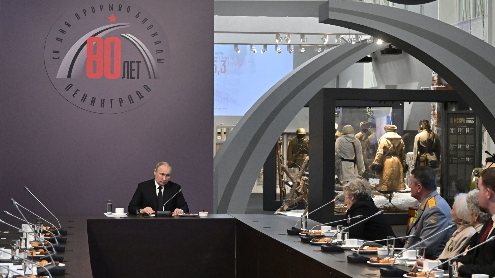 Владимир Путин встретился с ветеранами и блокадниками