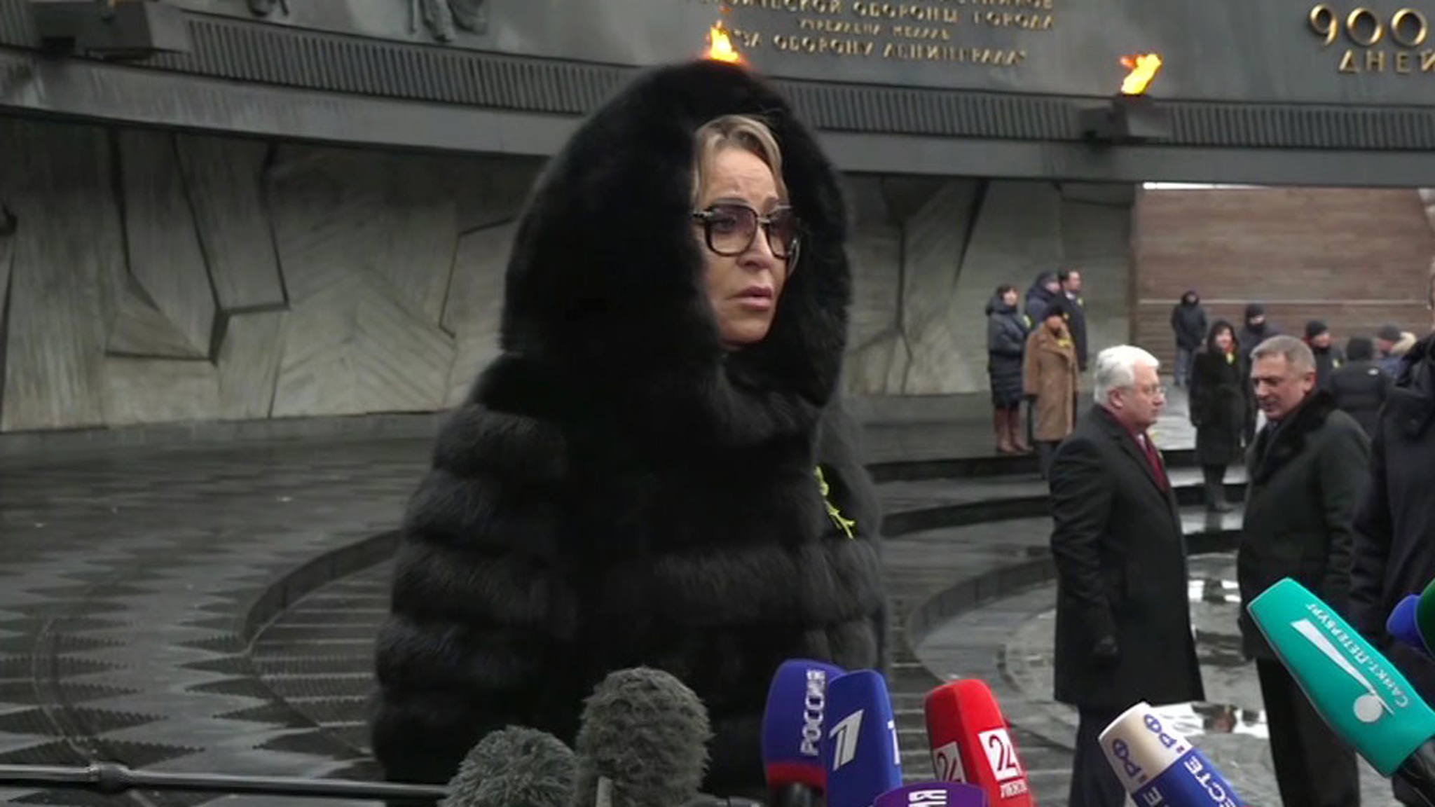 Матвиенко возложила цветы к монументу защитникам Ленинграда