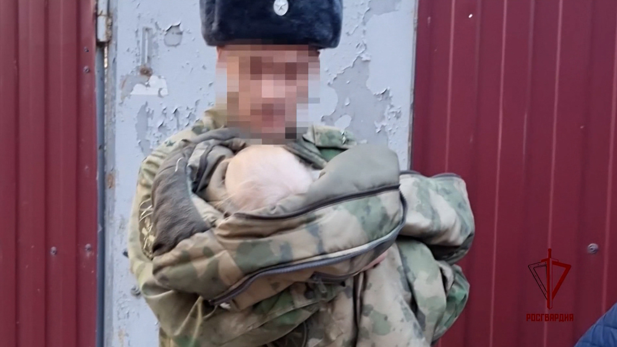 Росгвардейцы спасли из горящего дома 20 человек