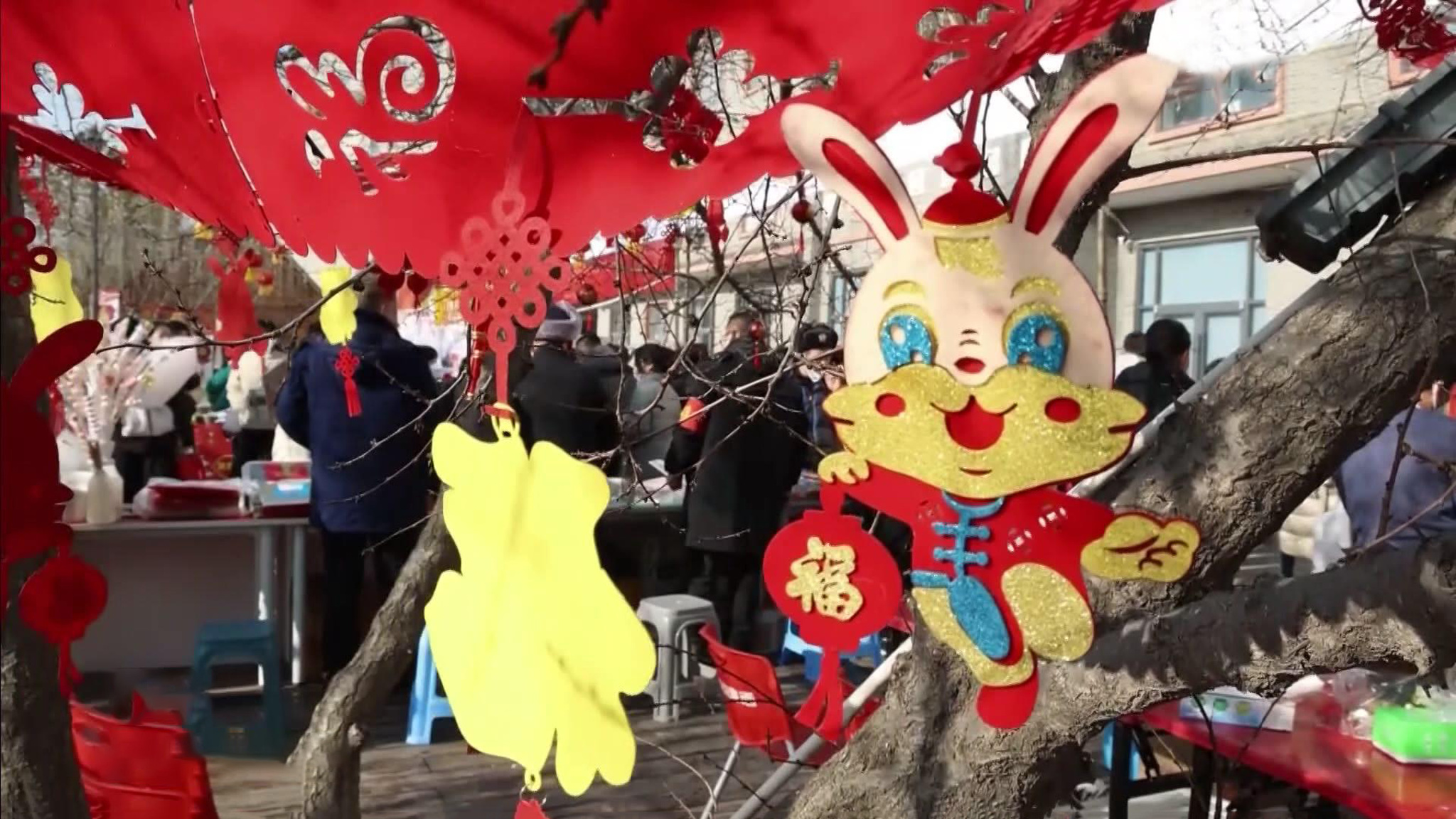 Китай окунается в безудержное веселье