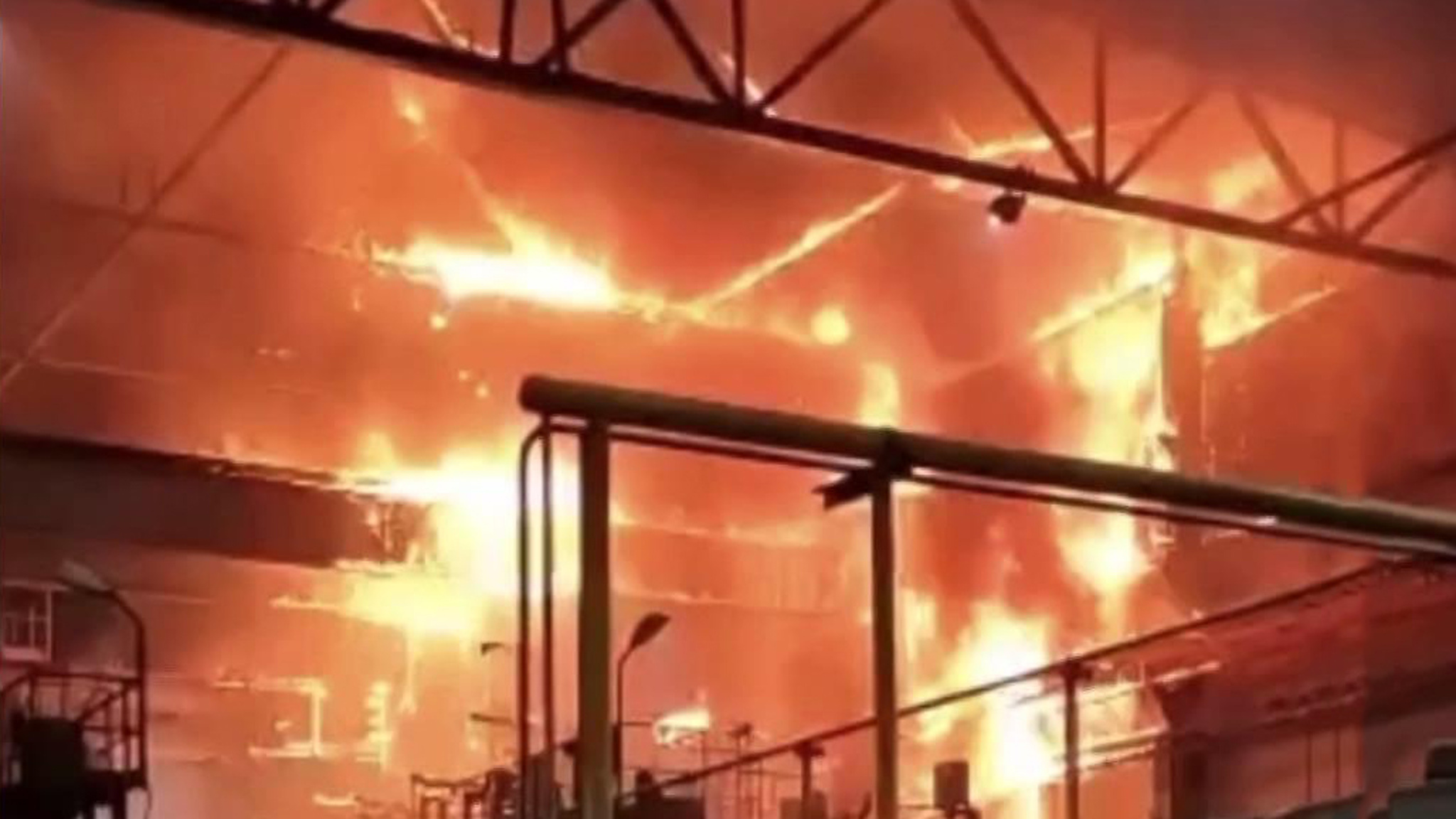 В Подмосковье загорелся металлургический завод