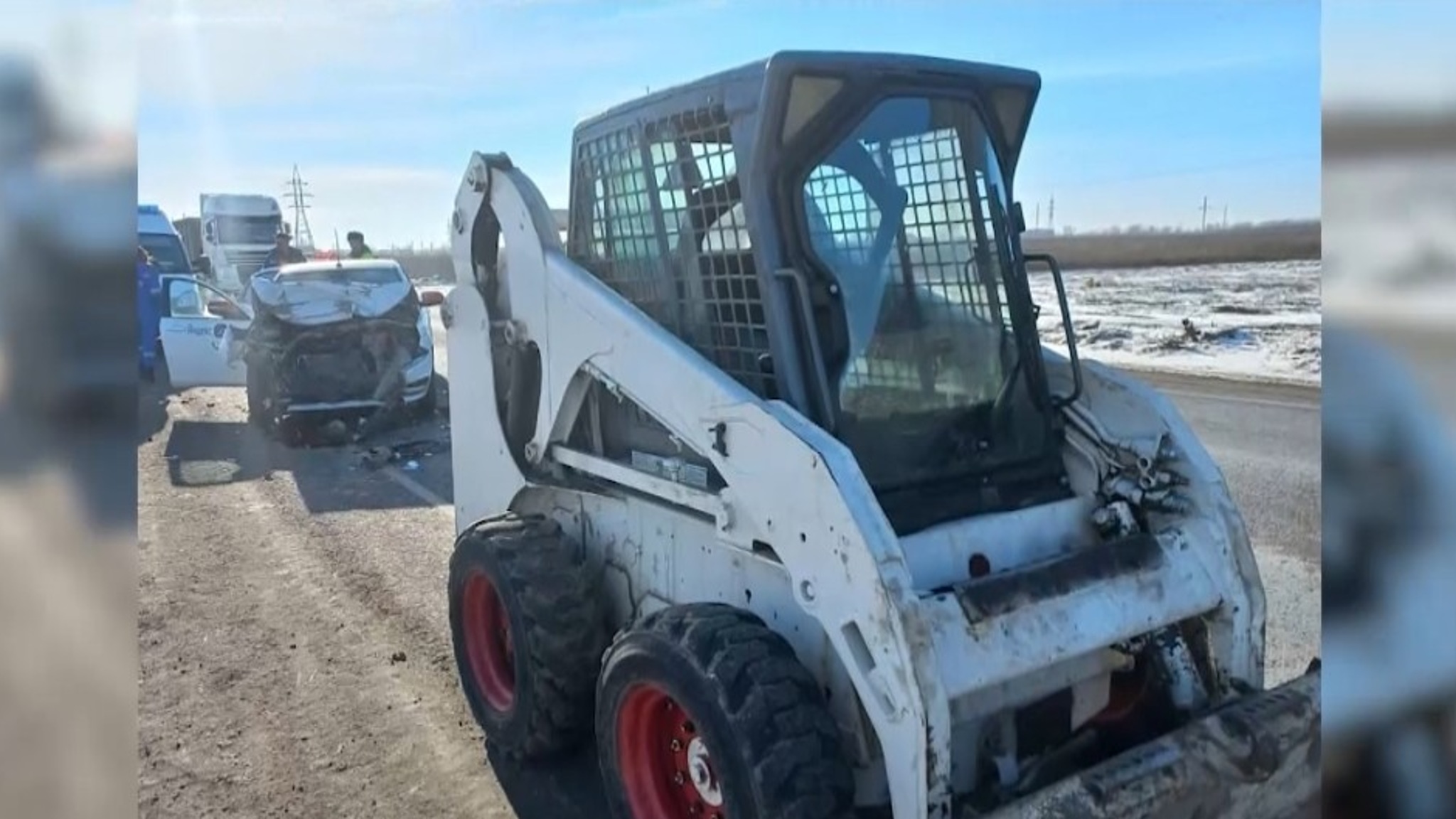 В Балаковском районе столкнулись Лада Веста и погрузчик Bobcat
