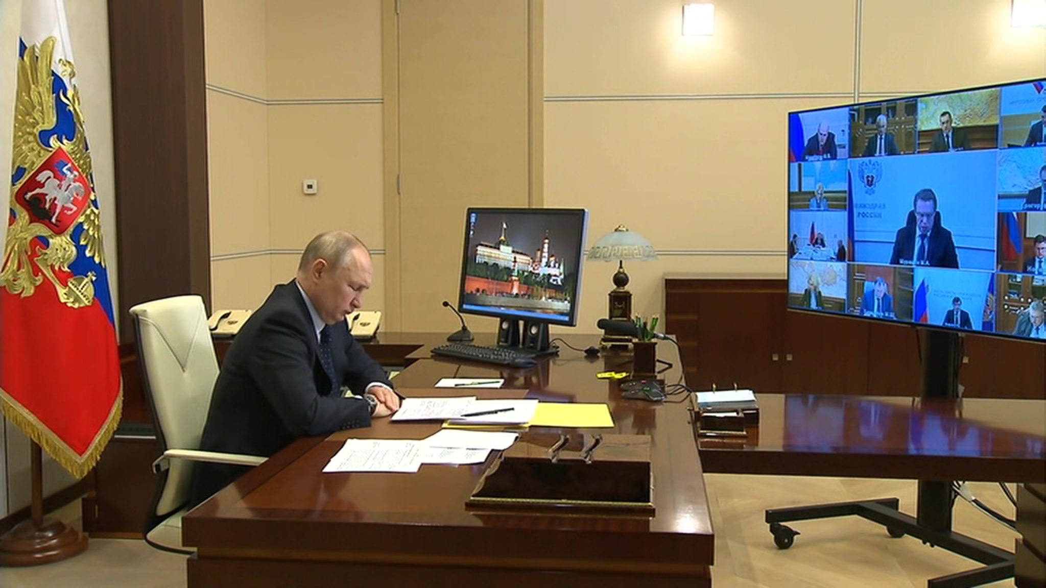 Президент напомнил членам кабмина о важной роли педагога-наставника