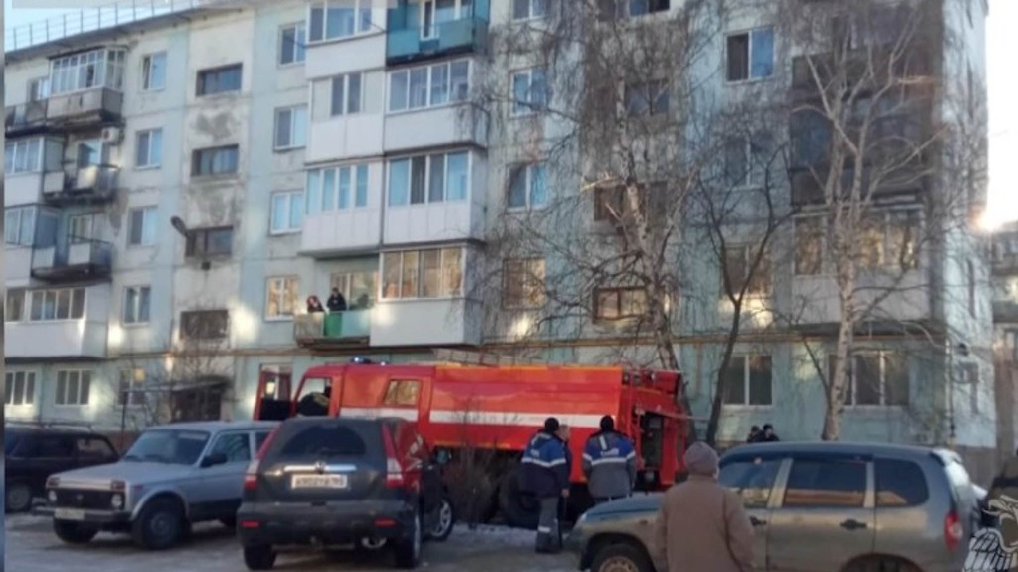 В Красноармейске пожарные спасли из задымленной квартиры женщину и четверых детей
