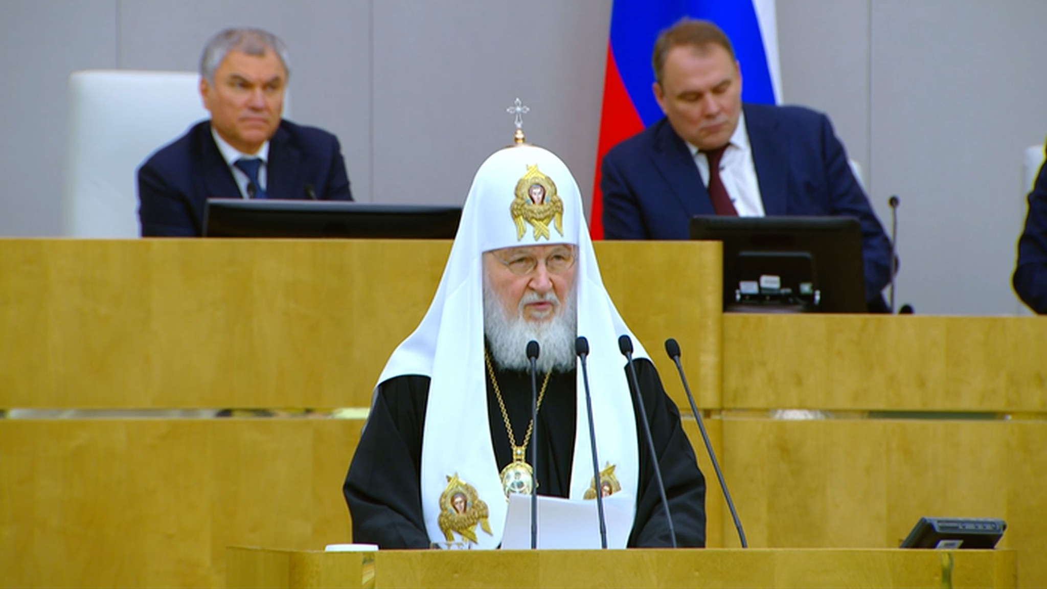 Патриарх призвал не выносить общие суждения о покинувших Россию