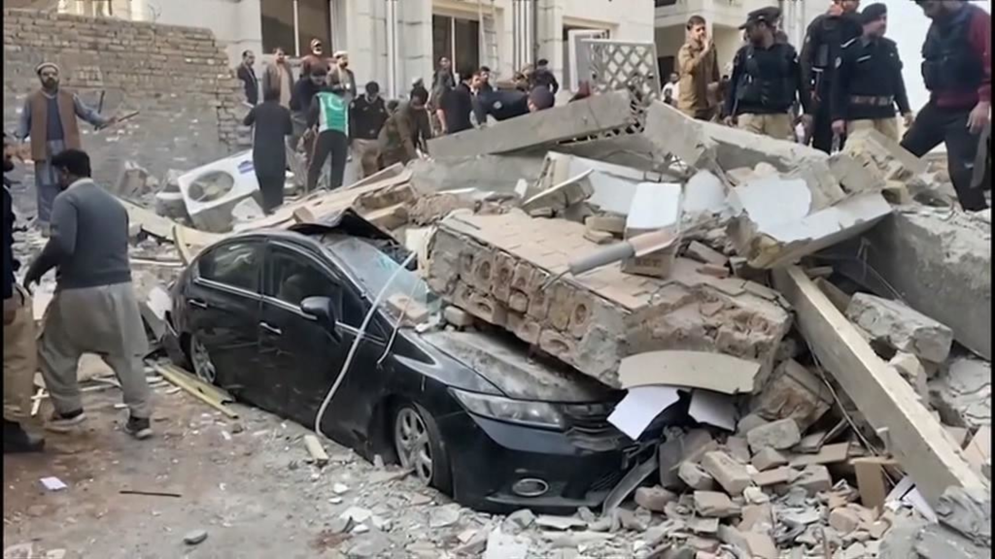 Количество жертв после теракта в Пакистане продолжает расти