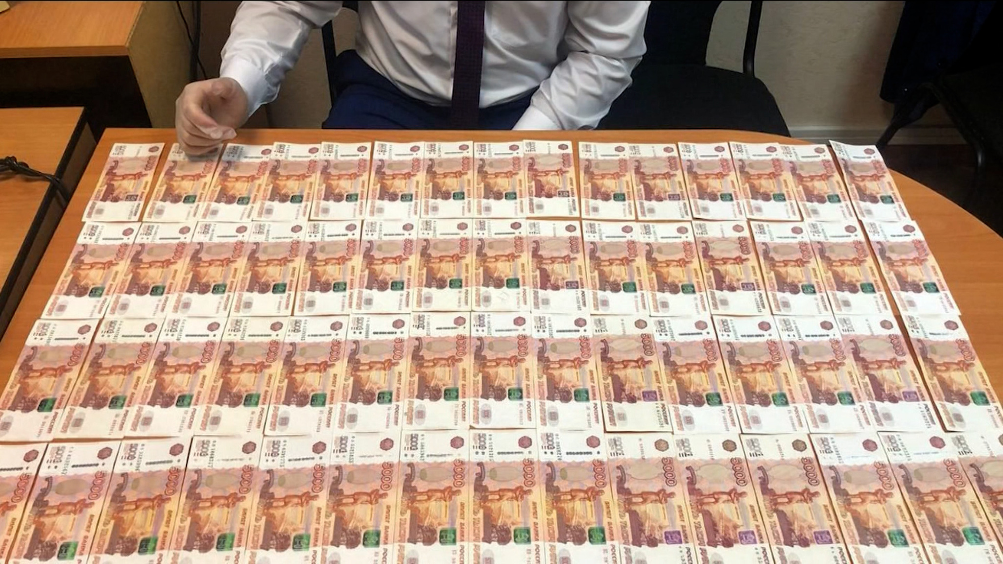 Суд отправил начальника следователей к своим же взяткодателям