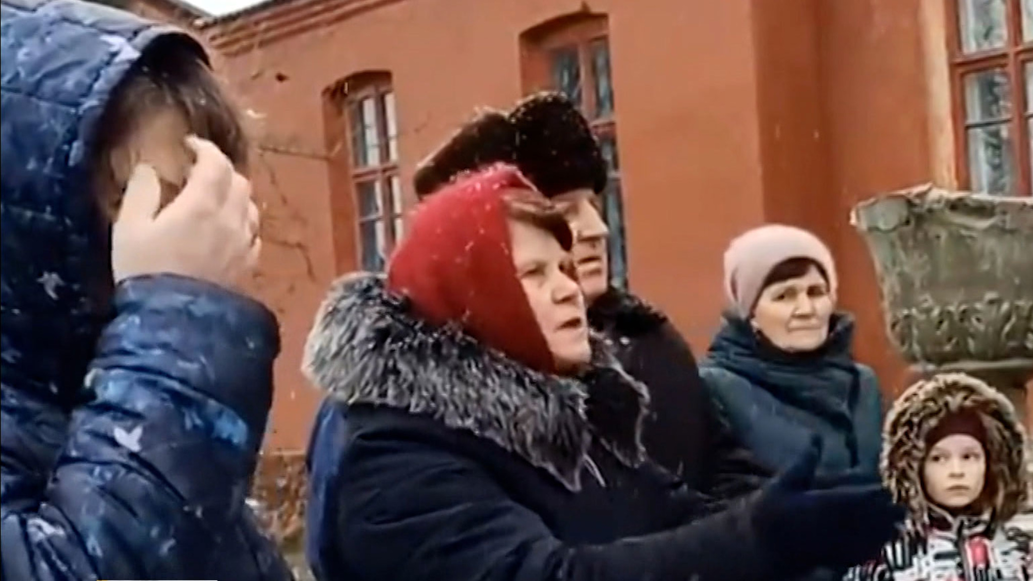 Повестки на Украине вручают в храмах, а возле церквей ставят языческие памятники
