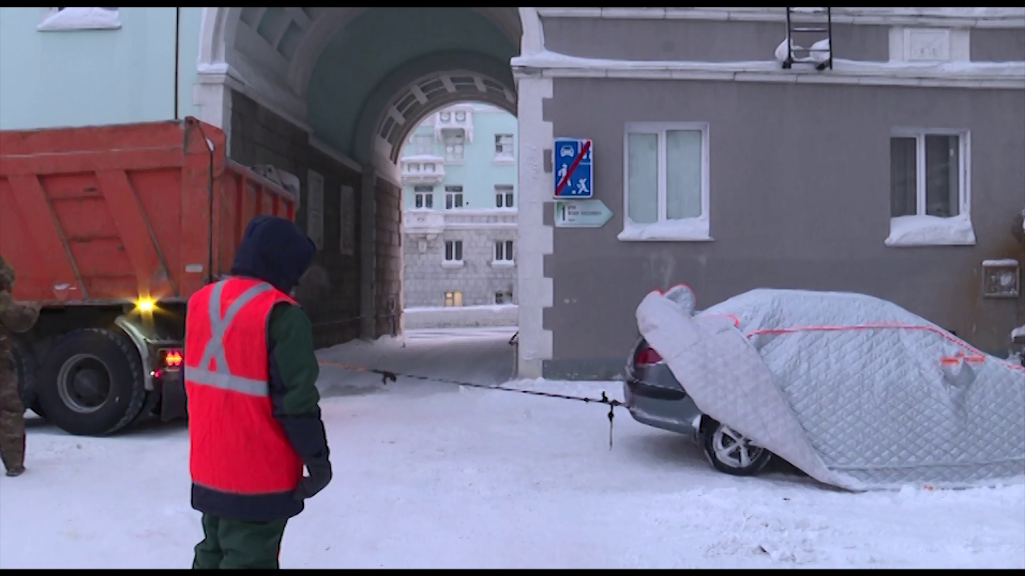 В Норильске коммунальщики вынуждены идти на крайние меры, чтобы сбить лед с крыш домов