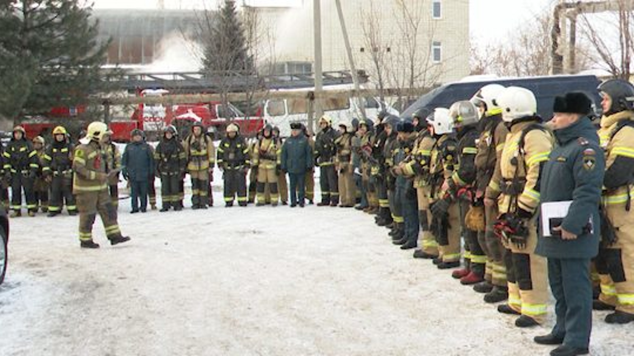 Саратовские пожарные тренируются проходить психологическую полосу препятствий