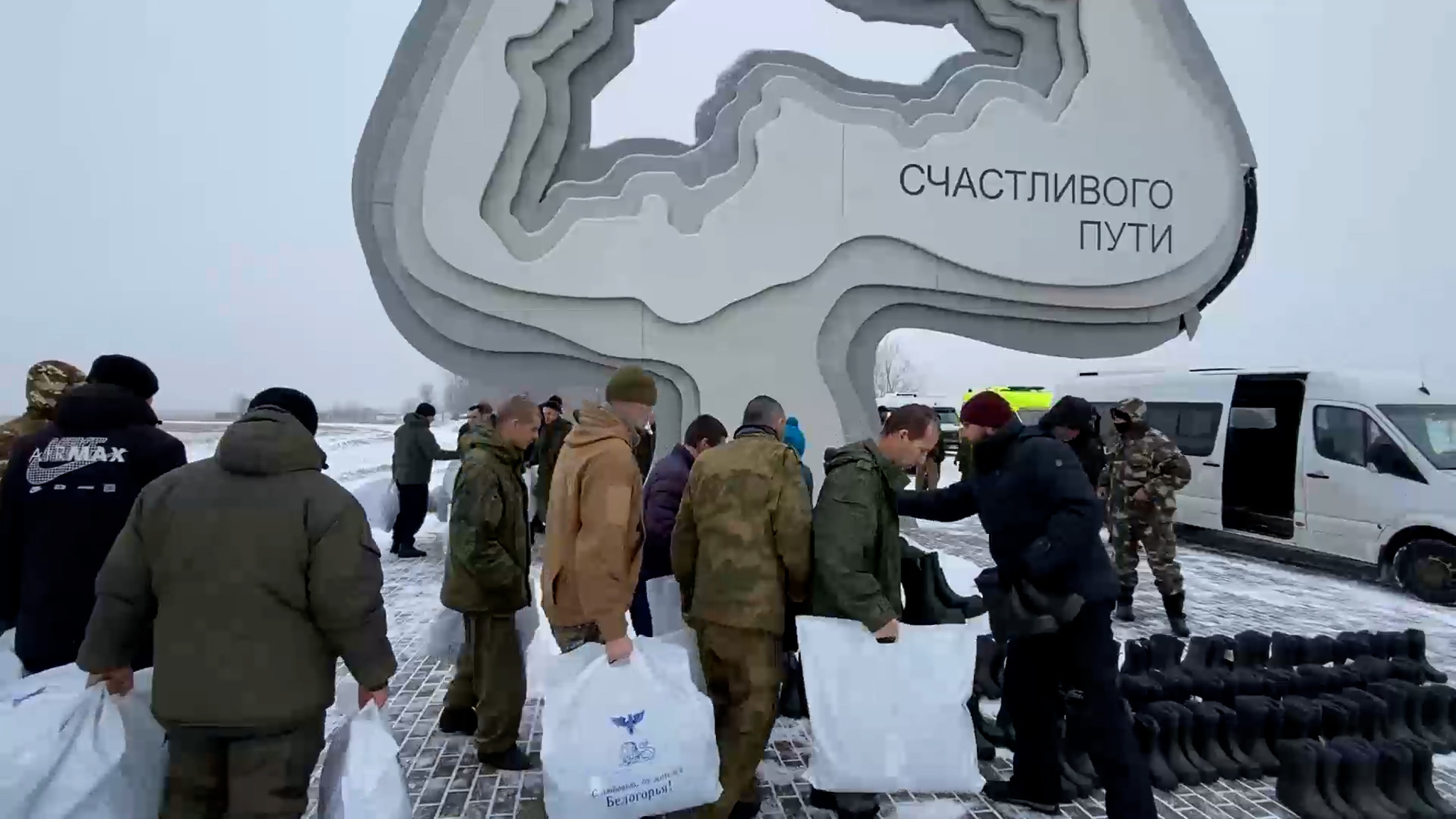 Российские бойцы поблагодарили всех, кто вытащил их из плена
