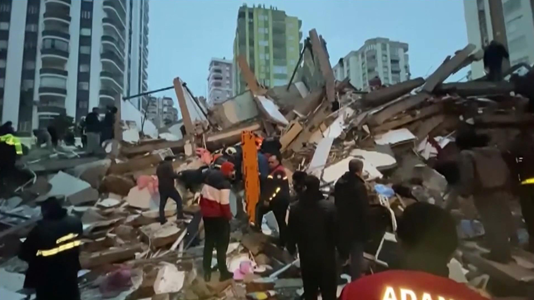 Первых пострадавших из-под руин доставали прохожие