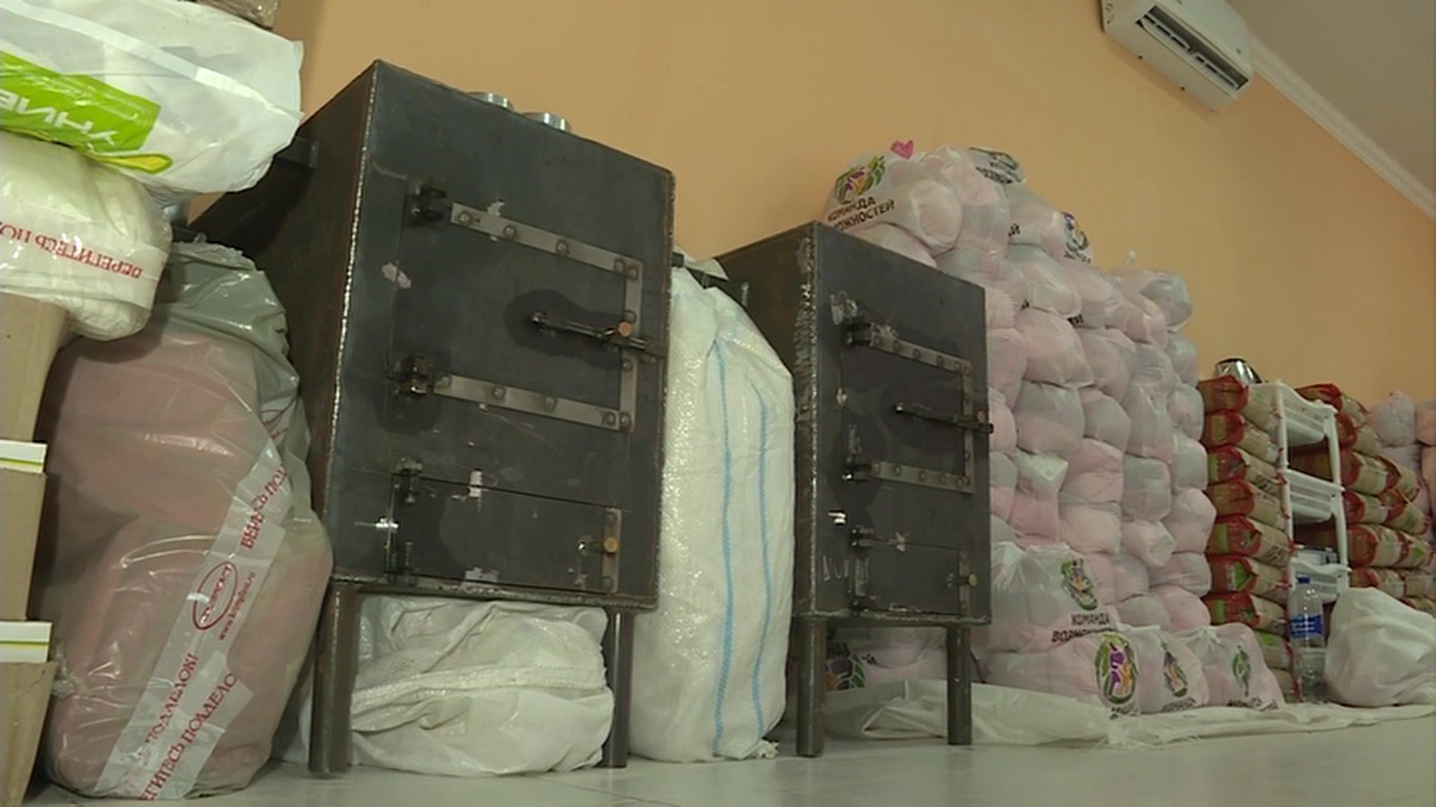Крымские волонтеры привезли в Мариуполь продукты питания