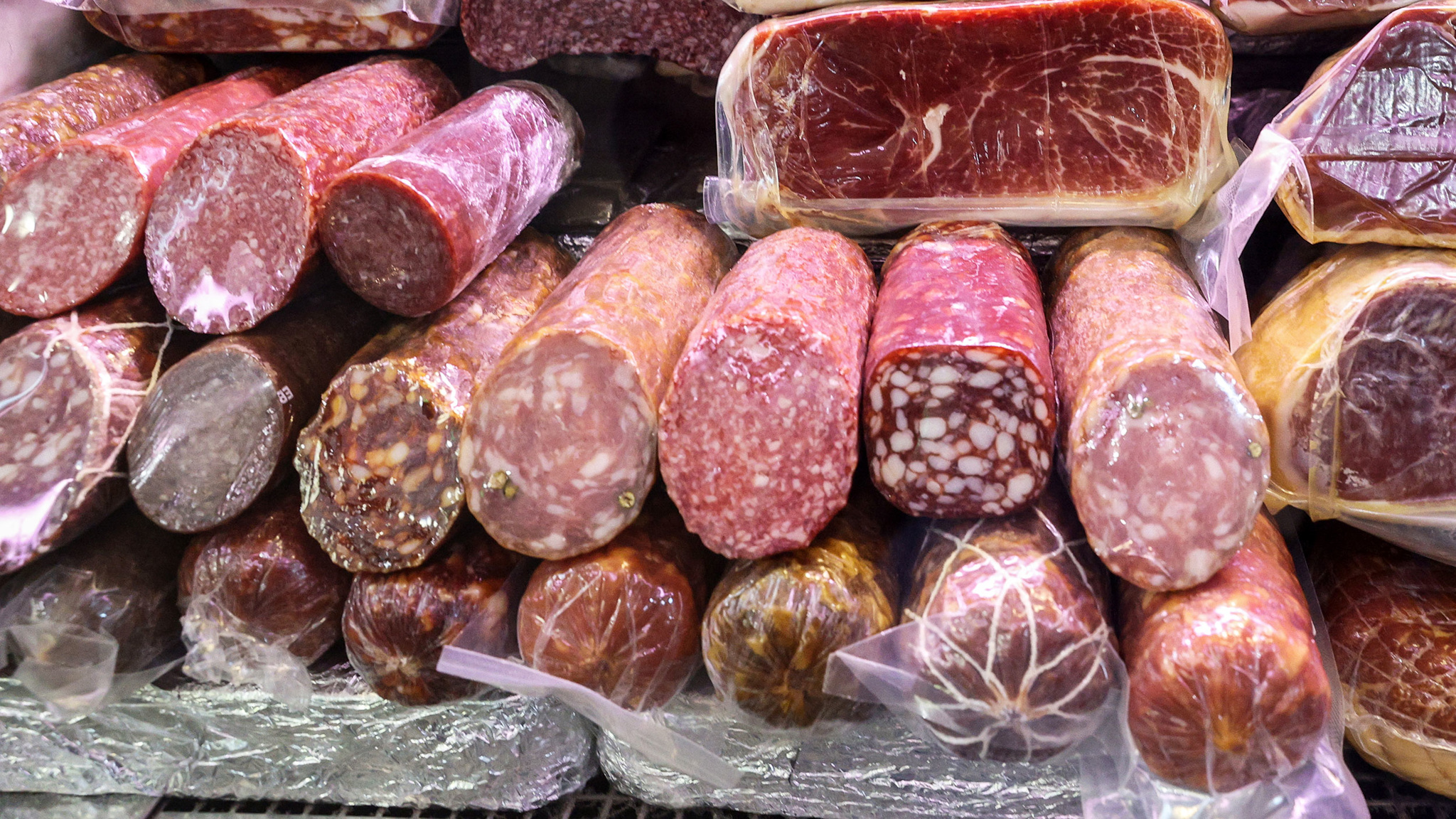 Вредная, но вкусная: на что обратить внимание при покупке колбасы