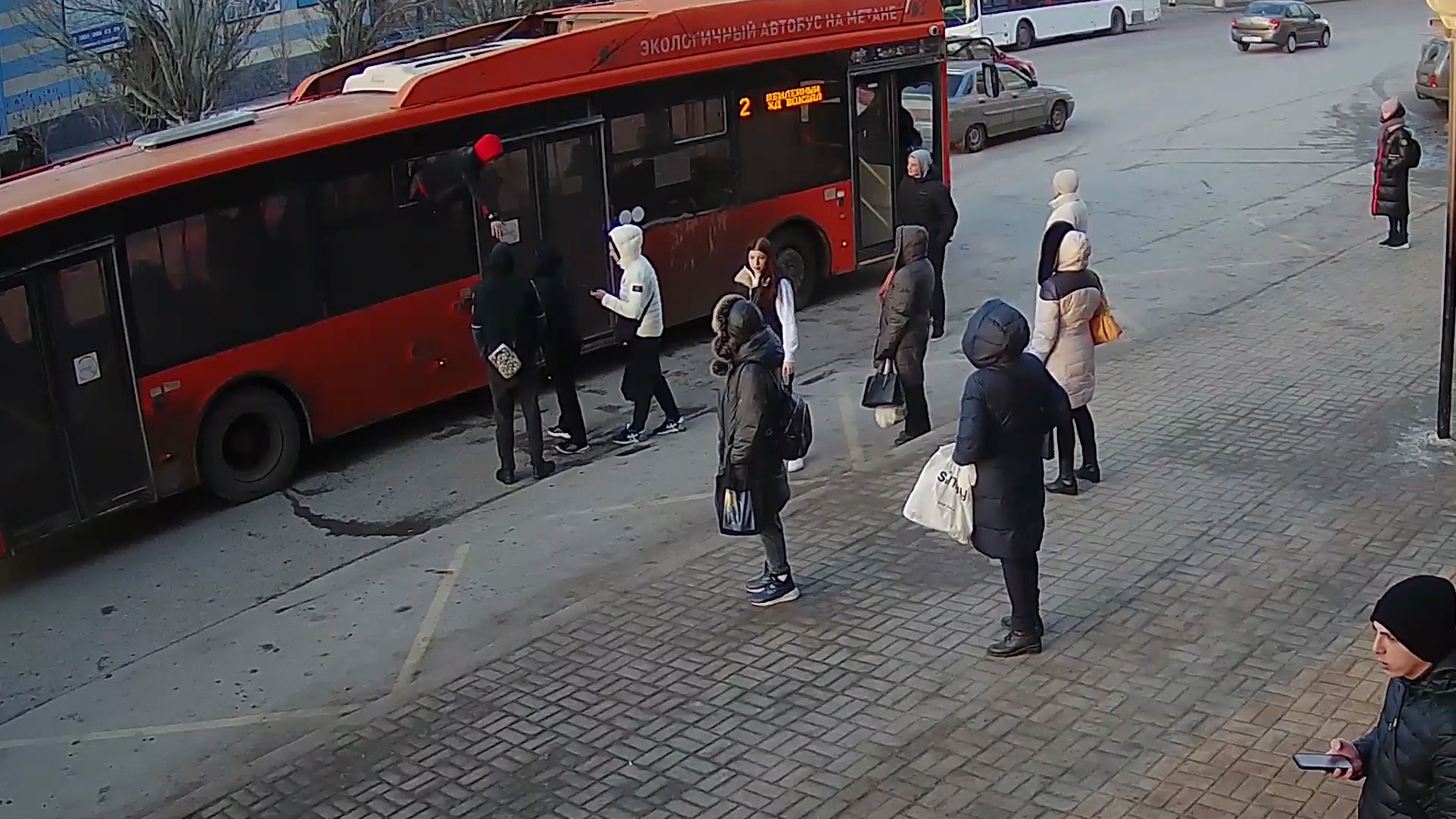 Прыгали по сиденьям и вылезли в форточку: волгоградские подростки устроили беспредел в автобусе