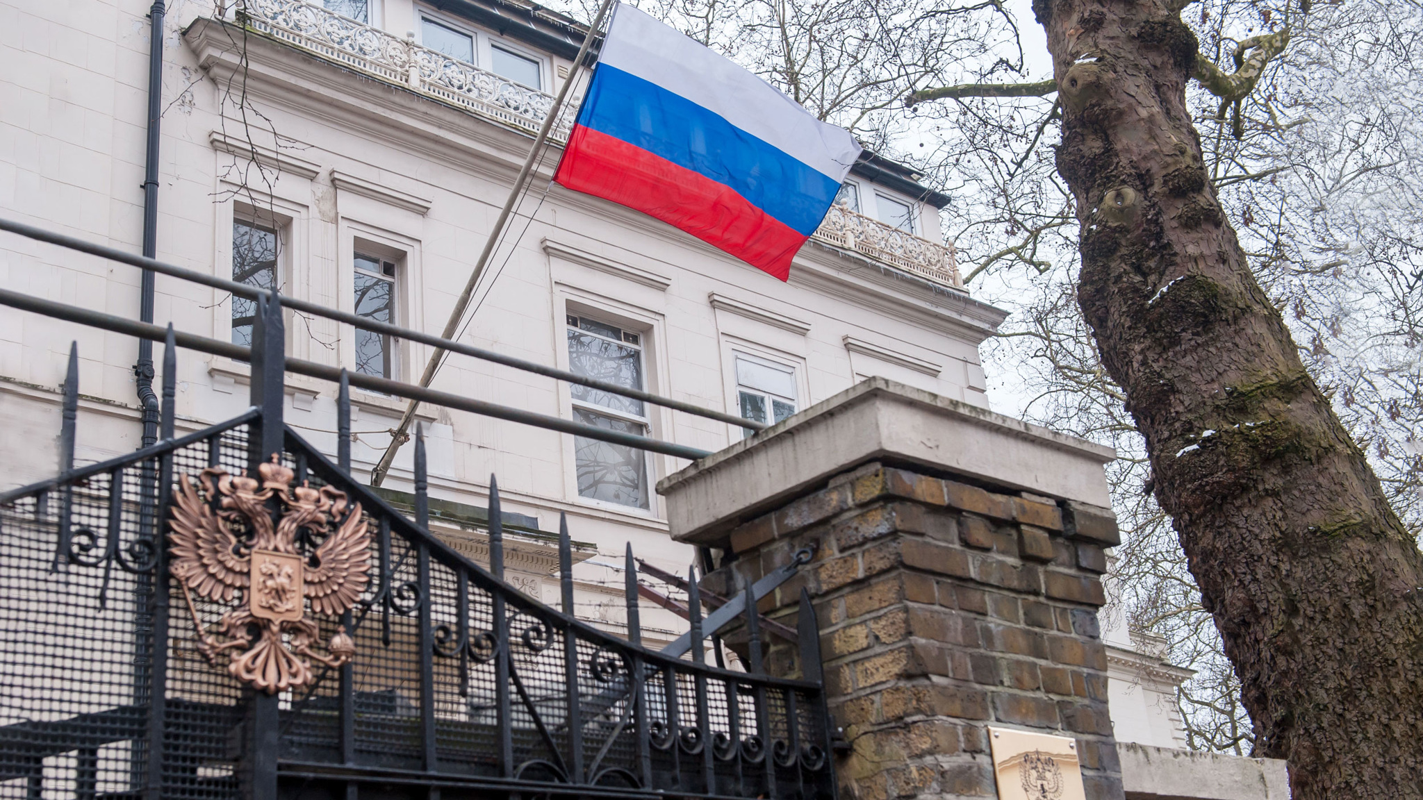 Лондон подрывает оставшиеся связи с Москвой