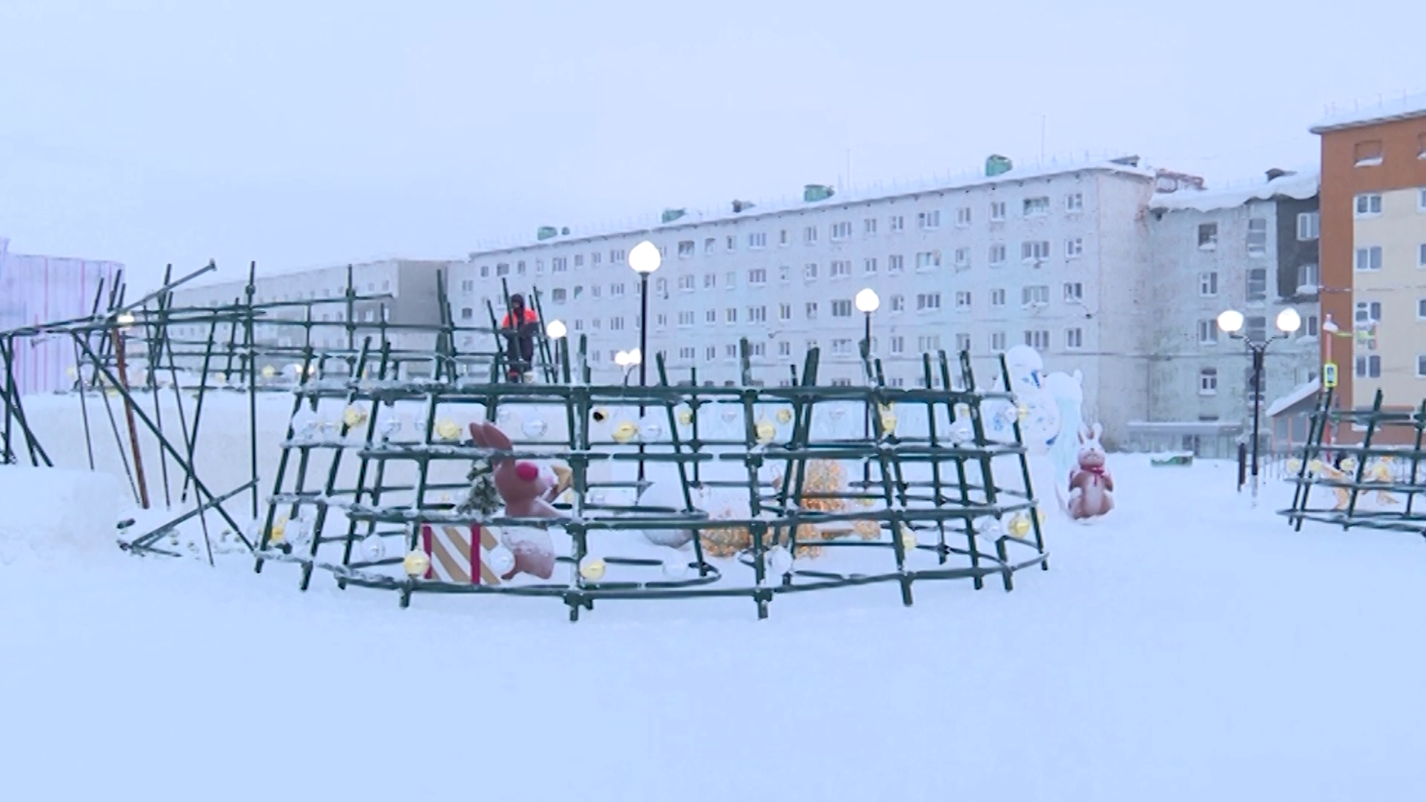 В Норильске с площадей неожиданно исчезли новогодние елки и световые фигуры, а вместе с ними и горки
