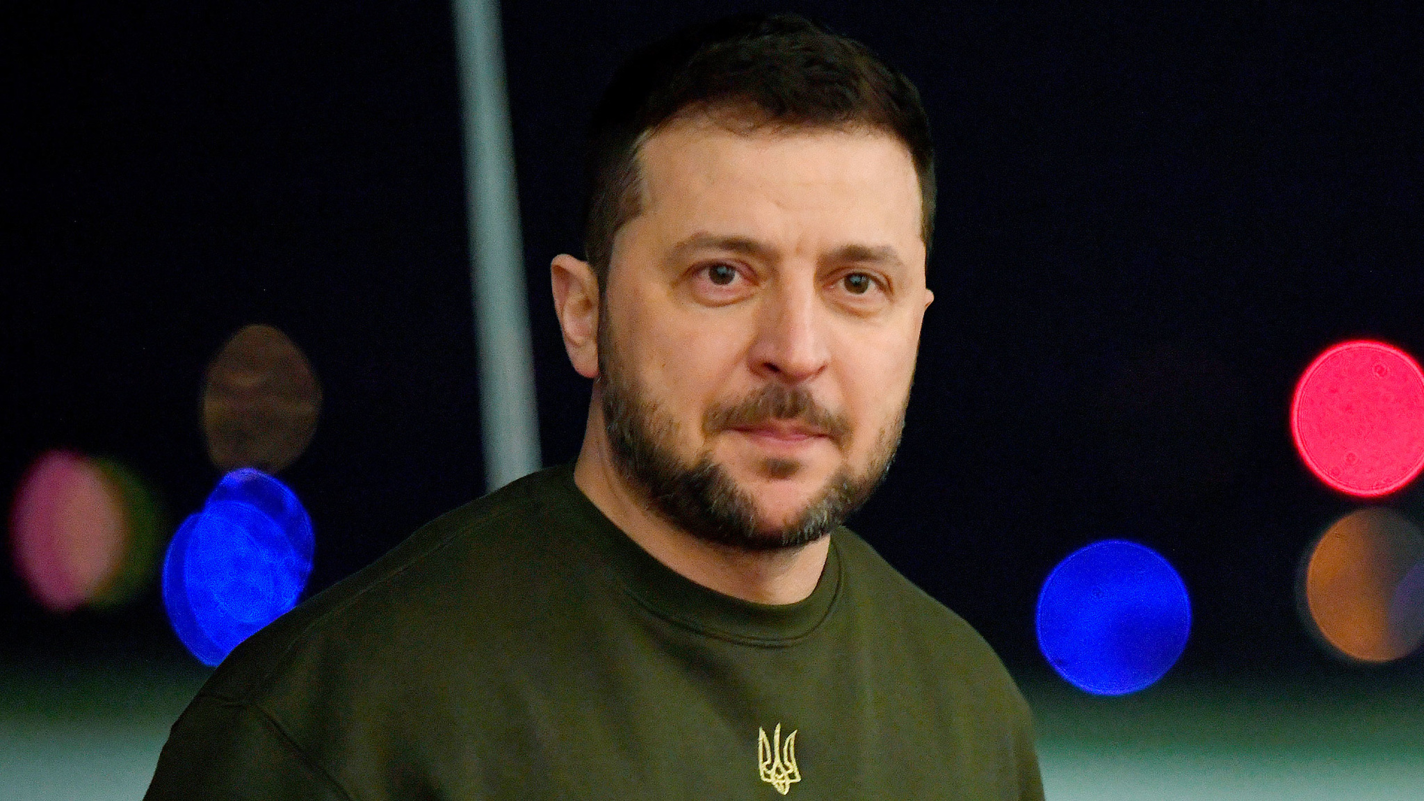 Прилетевший в Париж Зеленский снова просил оружие