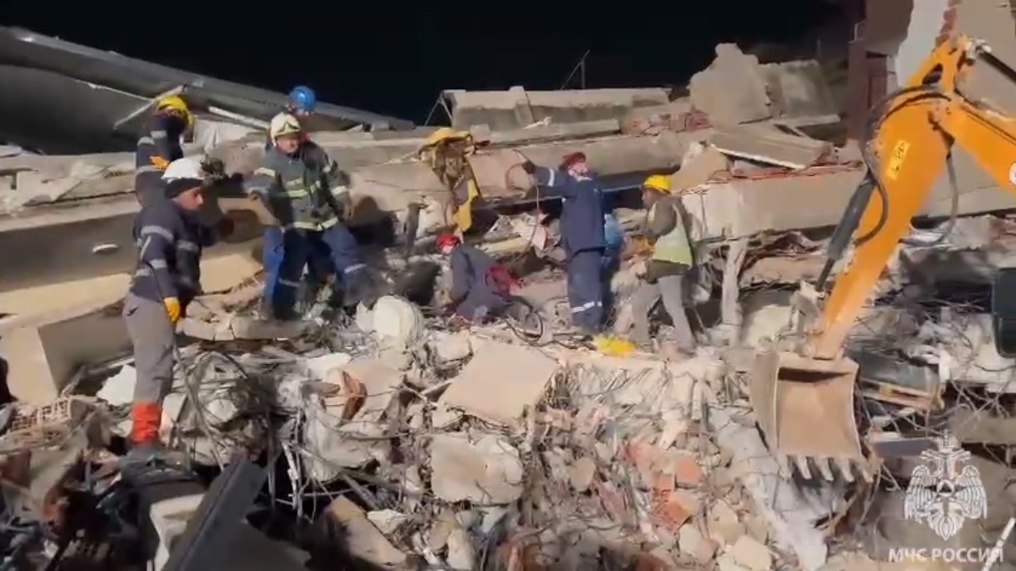 Сотрудники МЧС ищут под завалами семью россиян