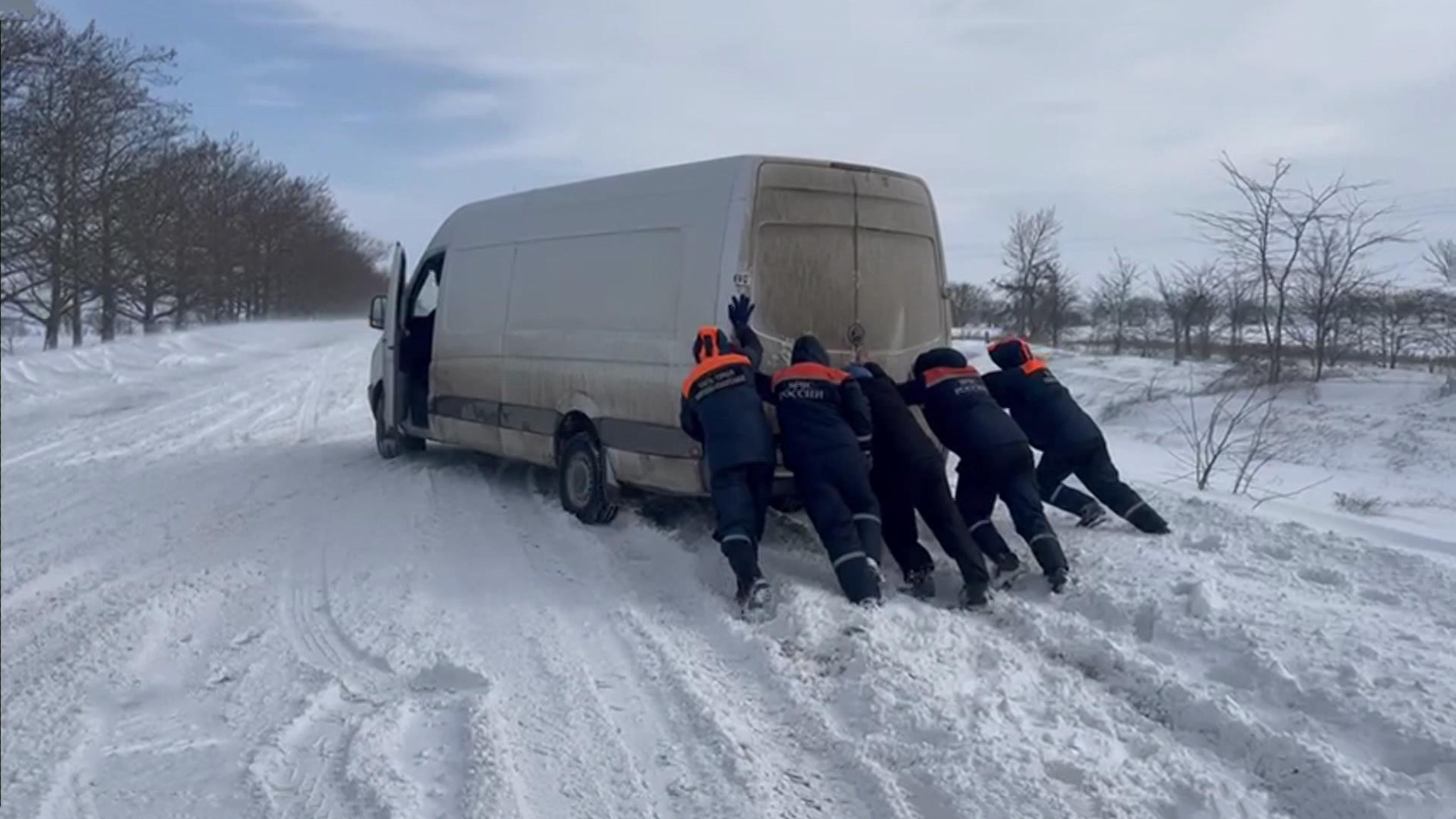 В Крыму машины откапывают из сугробов