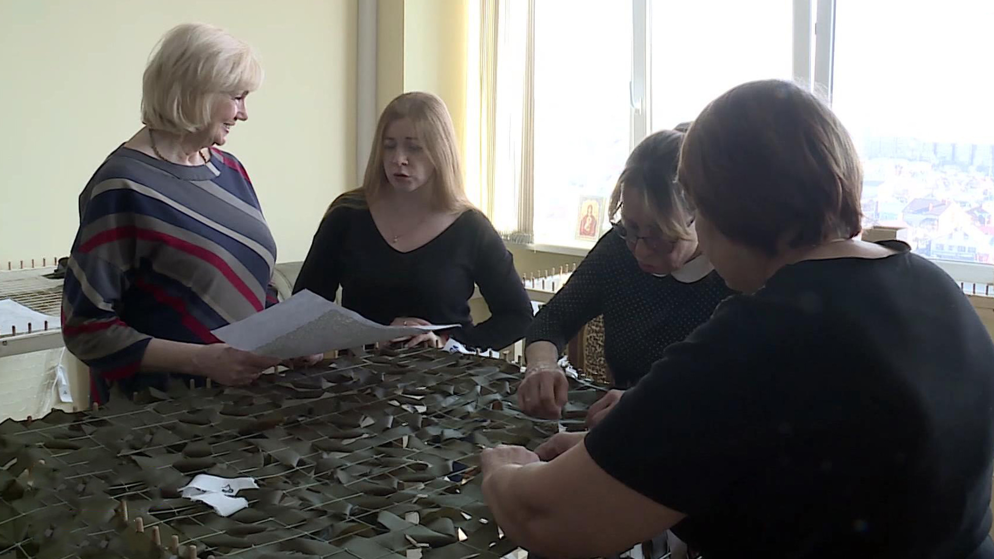 Добровольцы шьют для военных одежду и маскировку