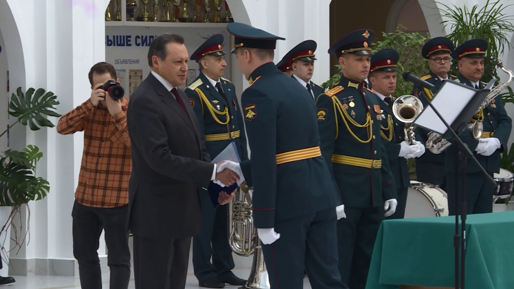 В Красноярске состоялась торжественная церемония у новоиспеченных лейтенантов-ракетчиков