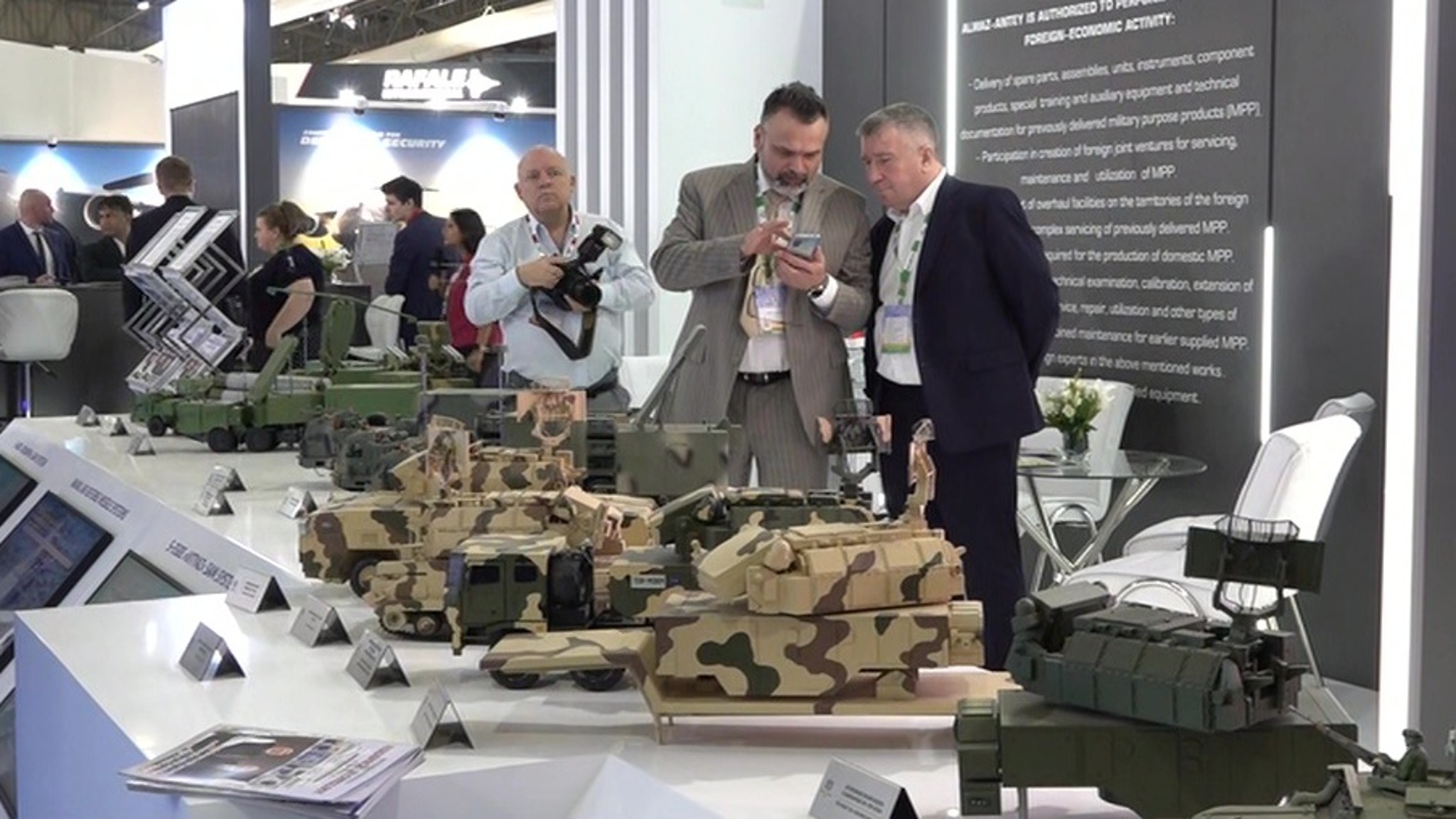 Рособоронэкспорт представит образцы оружия и техники на "Aero India"