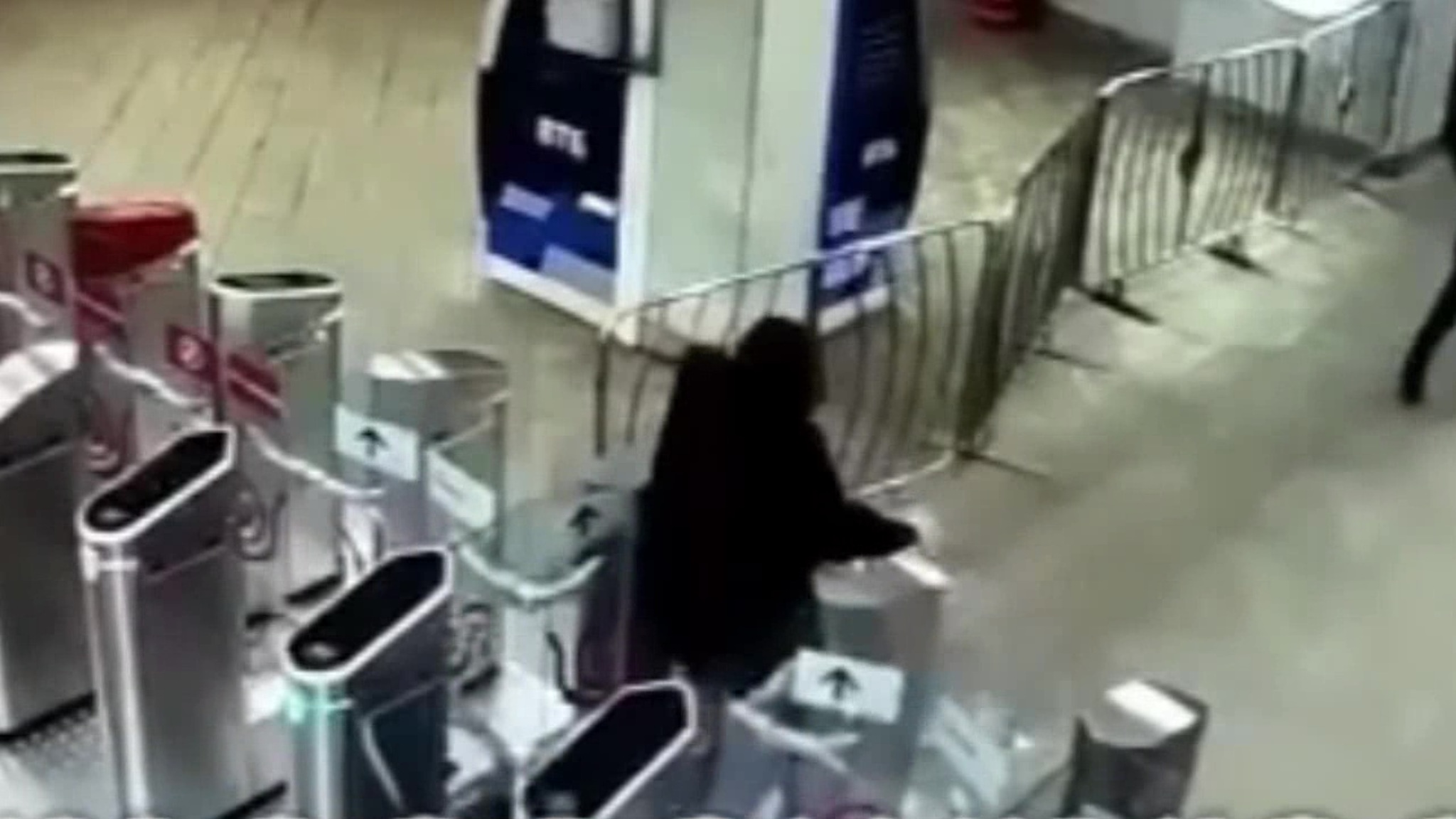 Пассажир снес створку турникета в московском метро