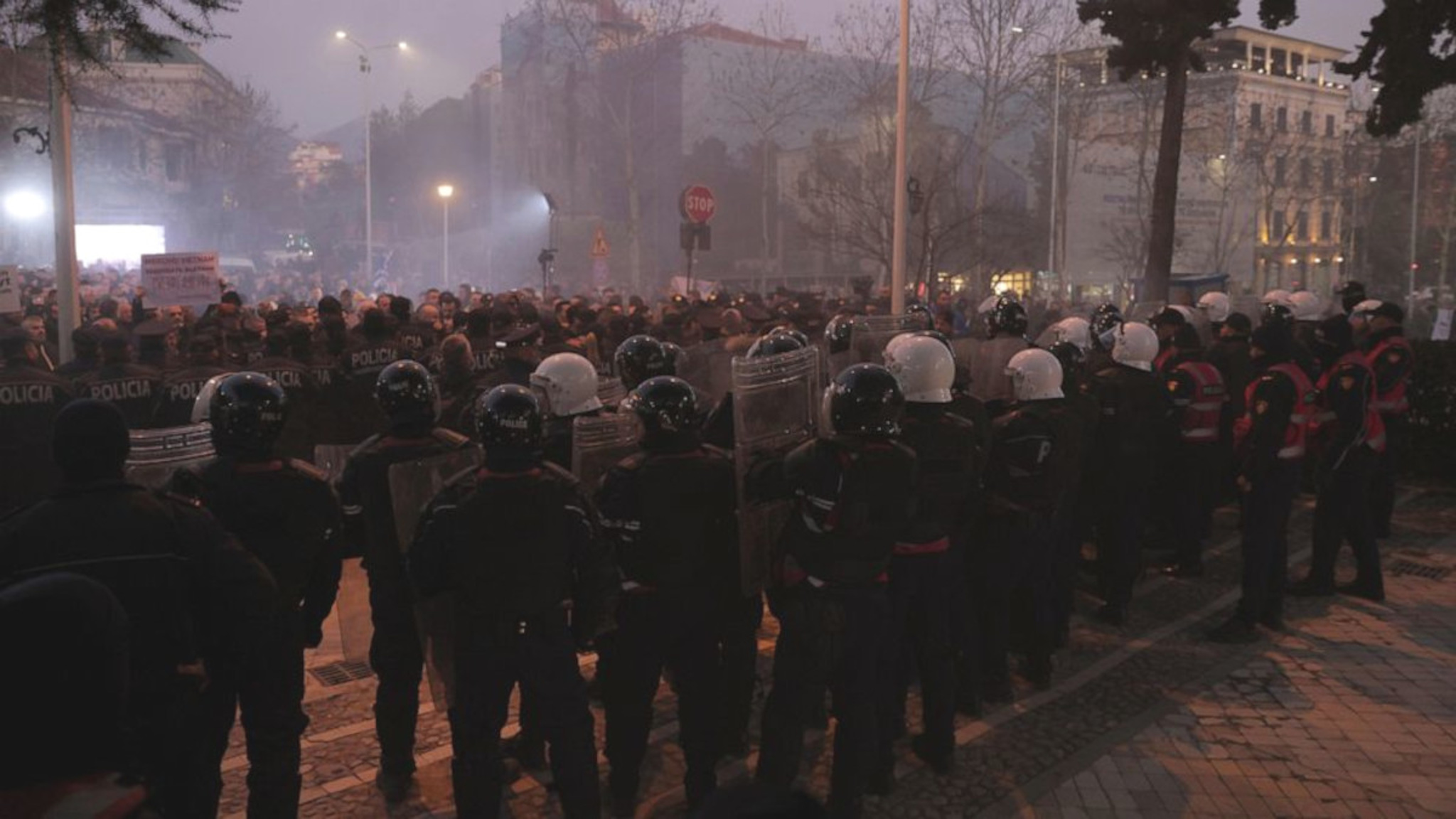 В ходе протестов в Албании в полицию летели фейерверки и коктейли Молотова