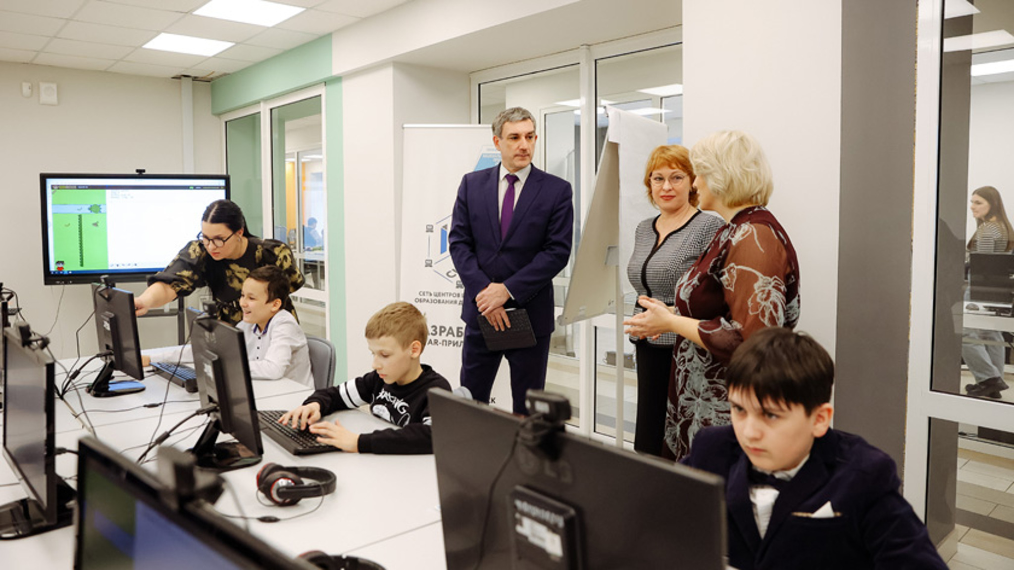 Глава региона Василий Орлов пообщался со студентами колледжей и техников в "IT-кубе" Благовещенска