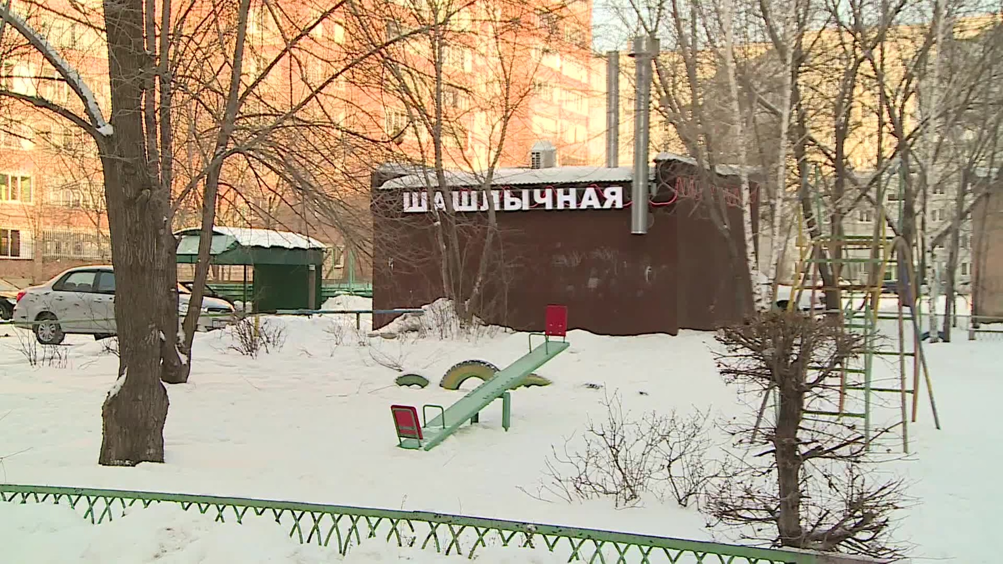 В Омске посреди детской площадки поставили шашлычную с алкоголем