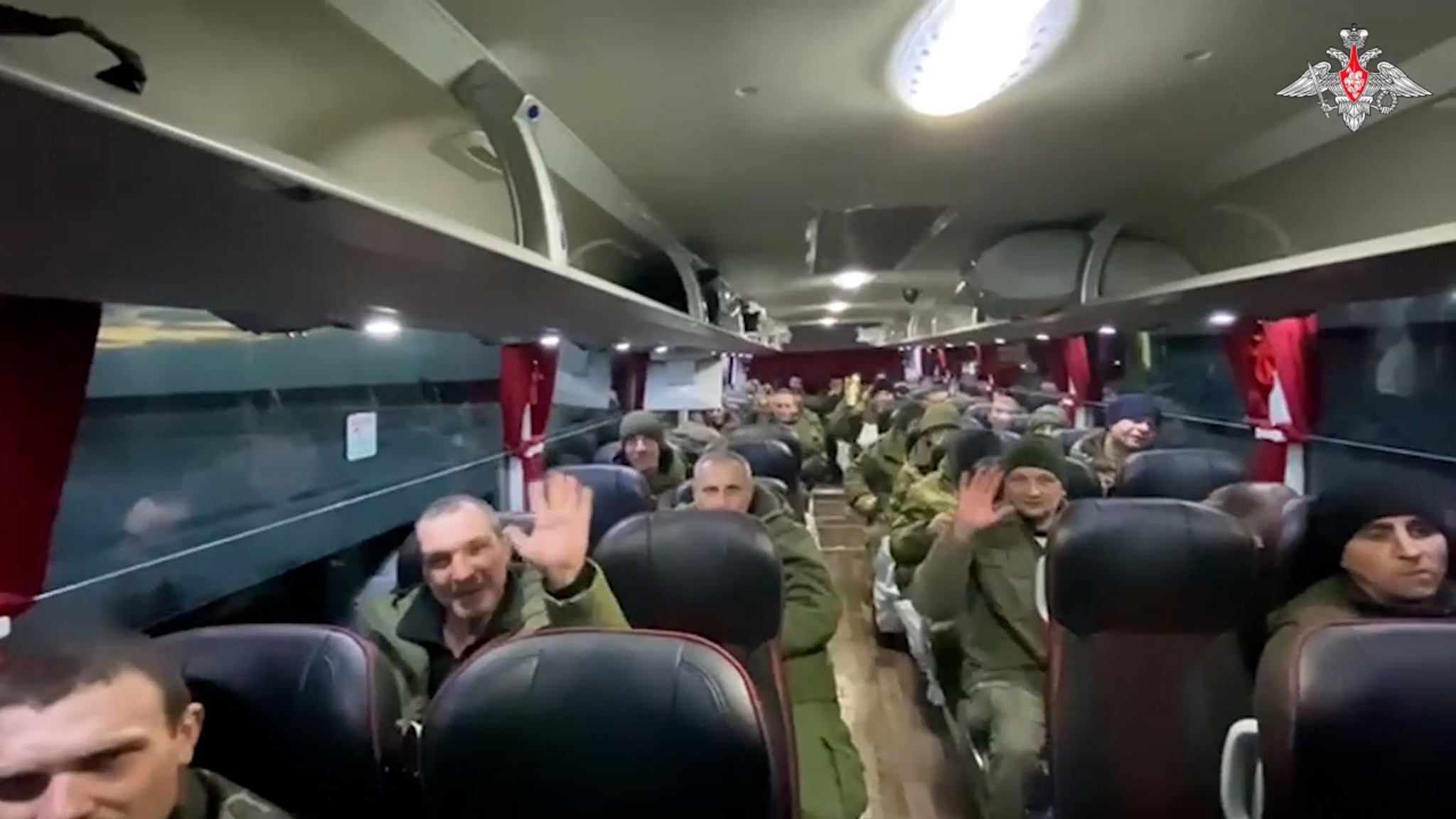 Минобороны опубликовало видео возвращения российских пленных
