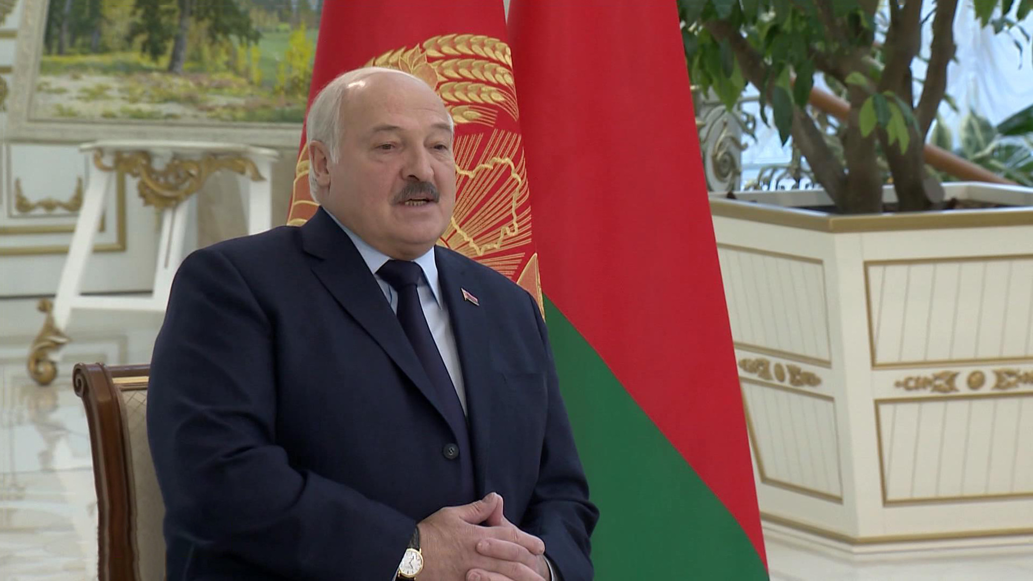 Лукашенко призвал Запад отпустить Зеленского на волю