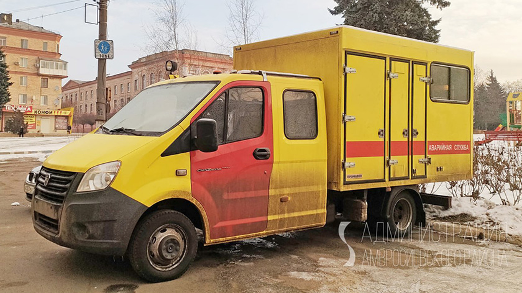Автомобиль "аварийки" и двигатель на гусеничный бульдозер получил подшефный район ДНР