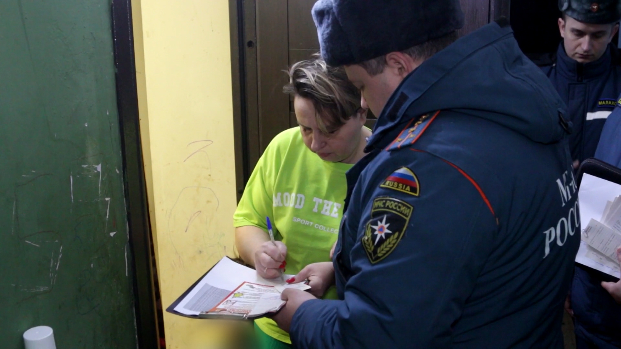 Сотрудники регуправления МЧС Рoссии напомнили жителям Волжского правила пожарной безопасности