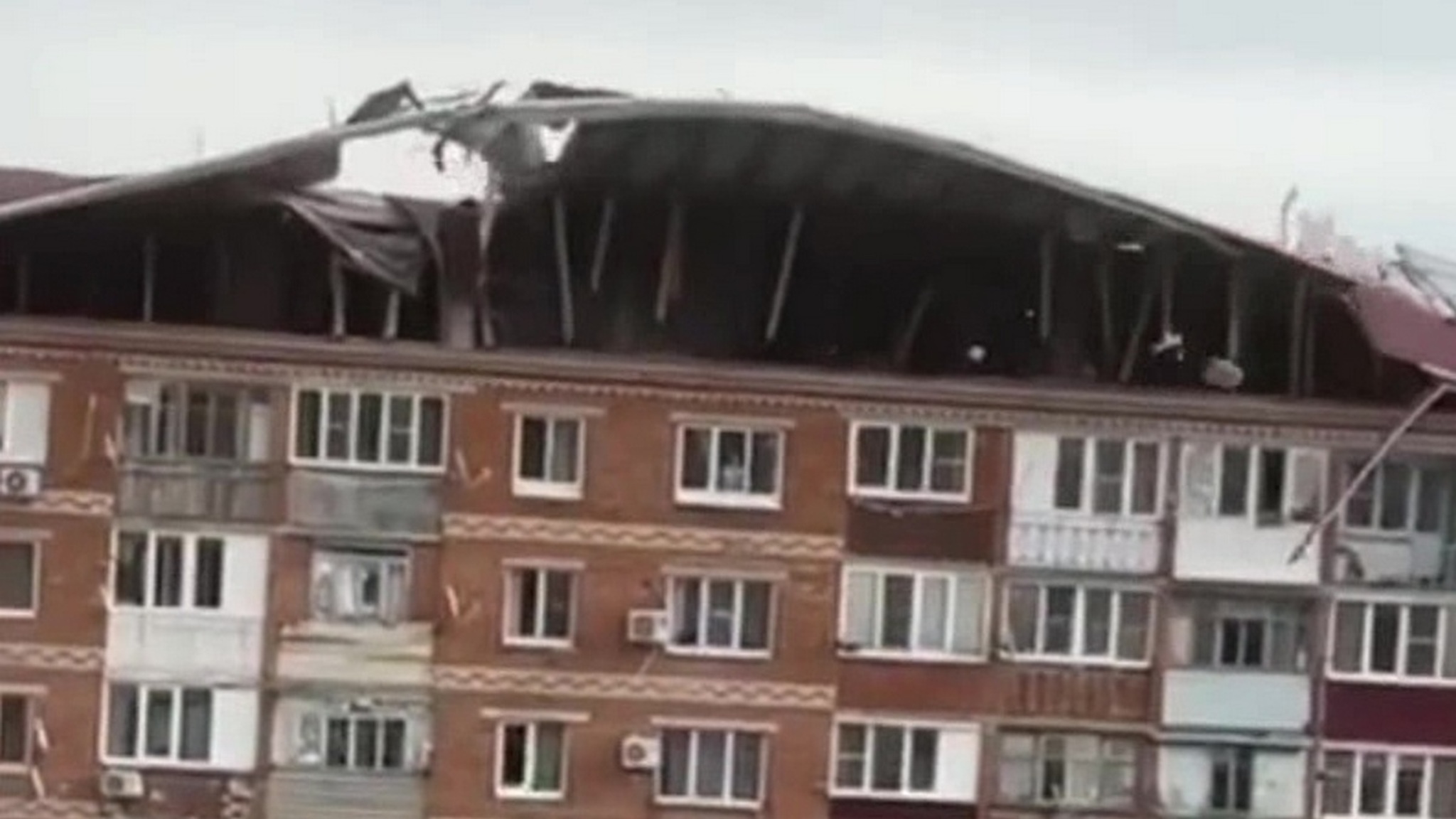 Ураганный ветер сорвал крышу многоэтажки на Кубани