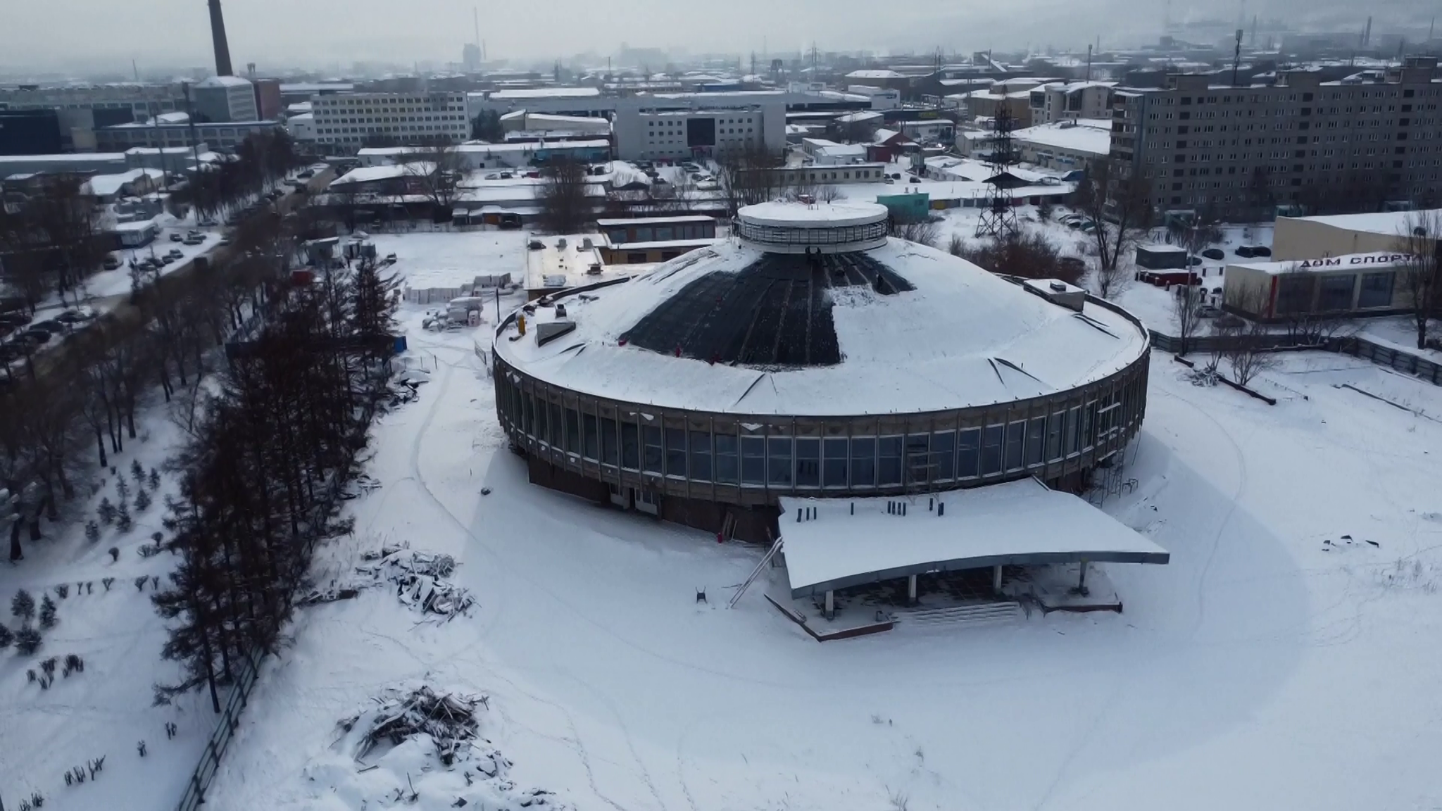 В апреле этого года Красноярский цирк должен был распахнуть двери для юных посетителей, но здание стоит за забором