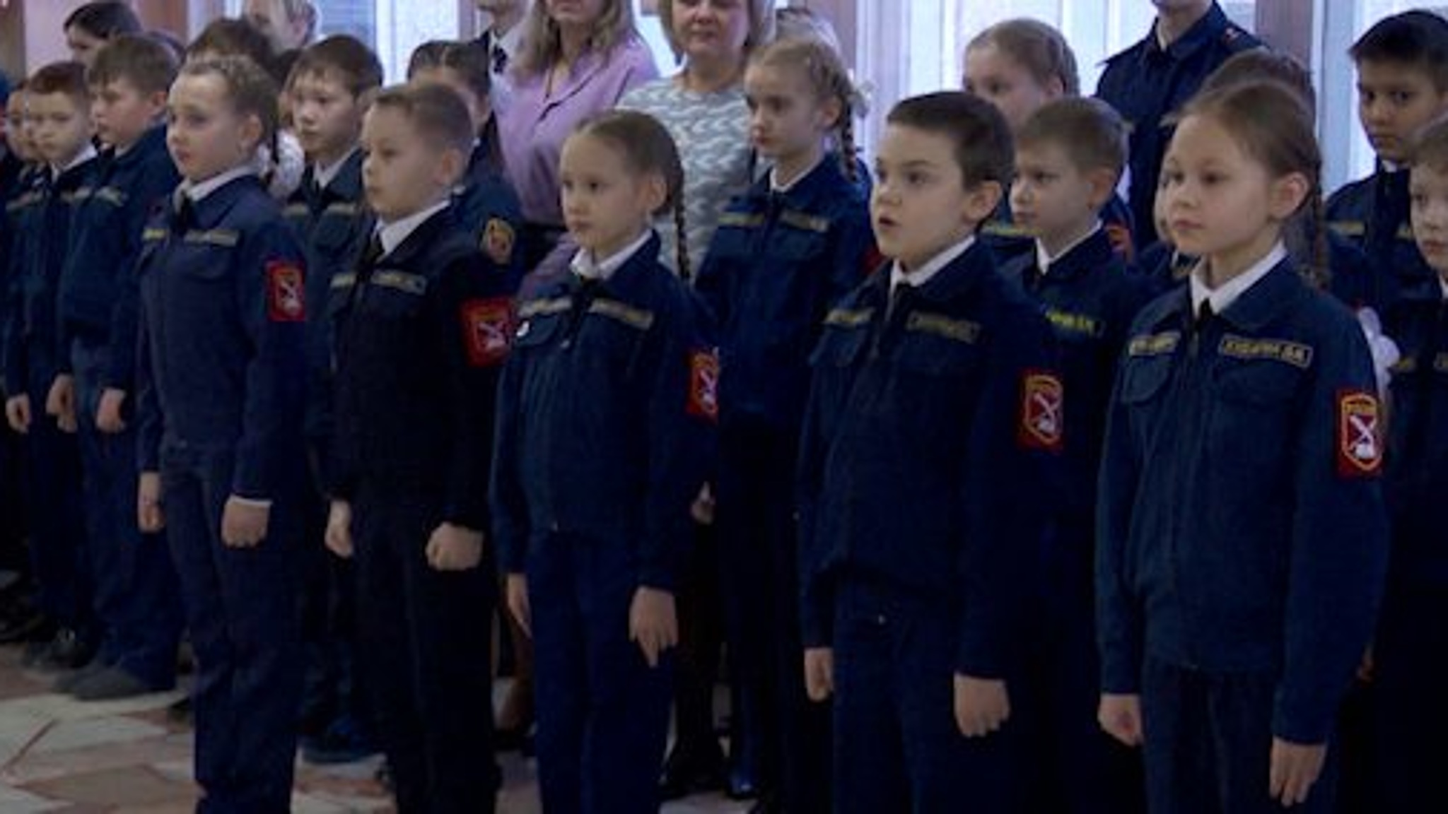 В школе "Патриот" учебный день в преддверии Дня защитника Отечества начался с исполнения гимна