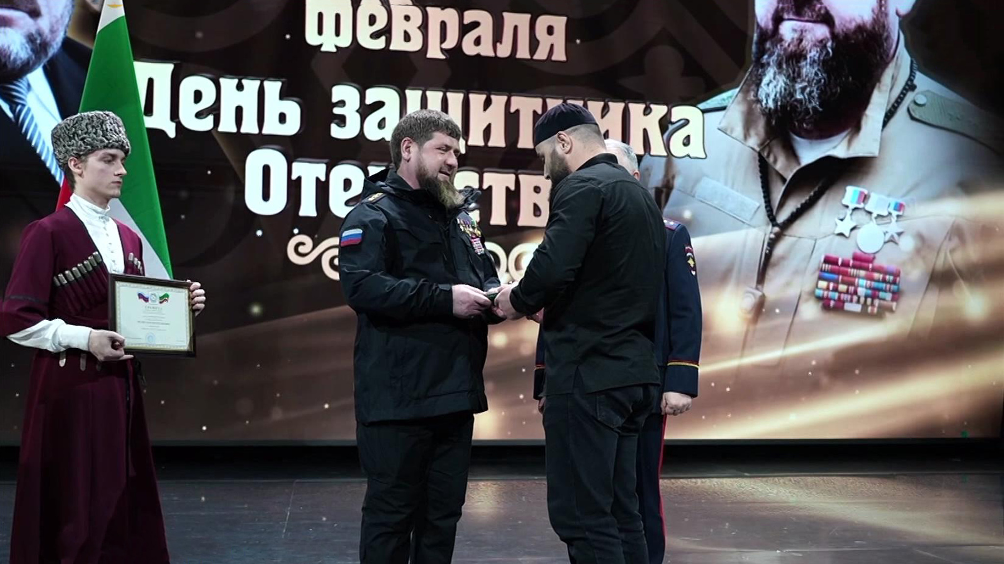 Рамзан Кадыров вручил награды отличившимся командирам и бойцам
