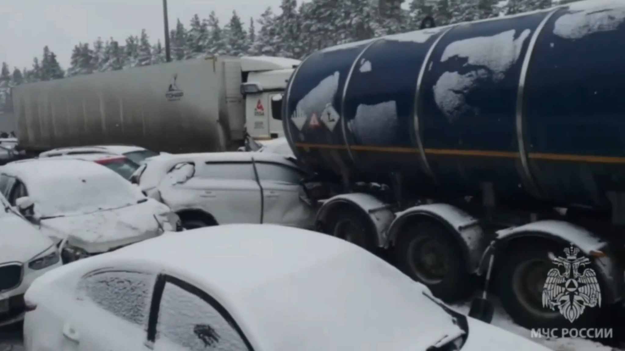 В Сети появилось видео начала массовой аварии на трассе М-11