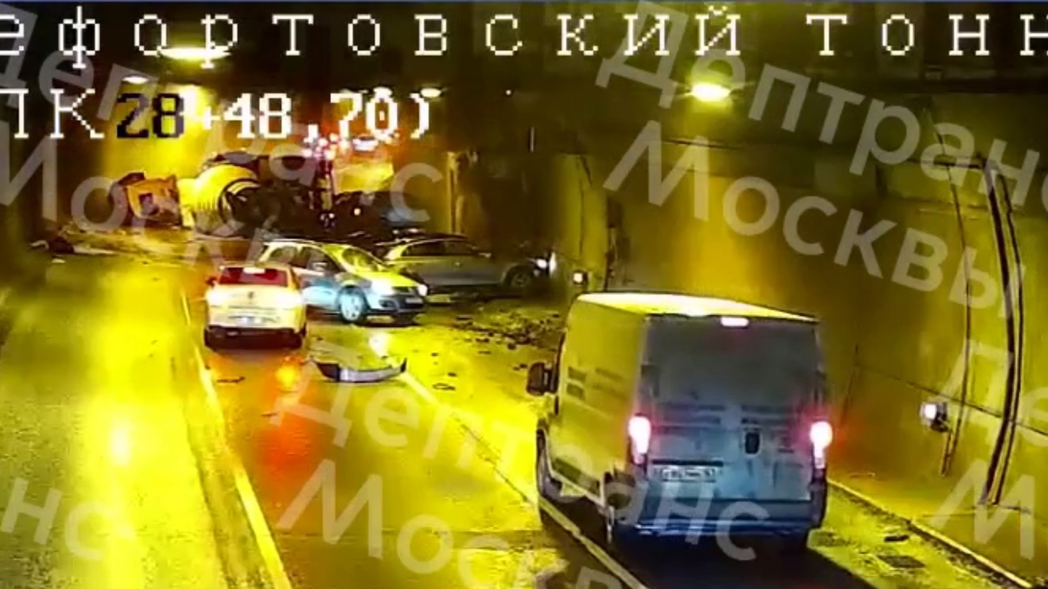 Бетономешалка перекрыла движение в Лефортовском тоннеле