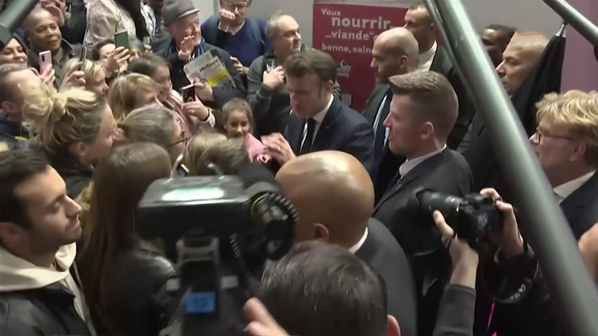 Охранникам пришлось спасать Макрона от недовольных французов