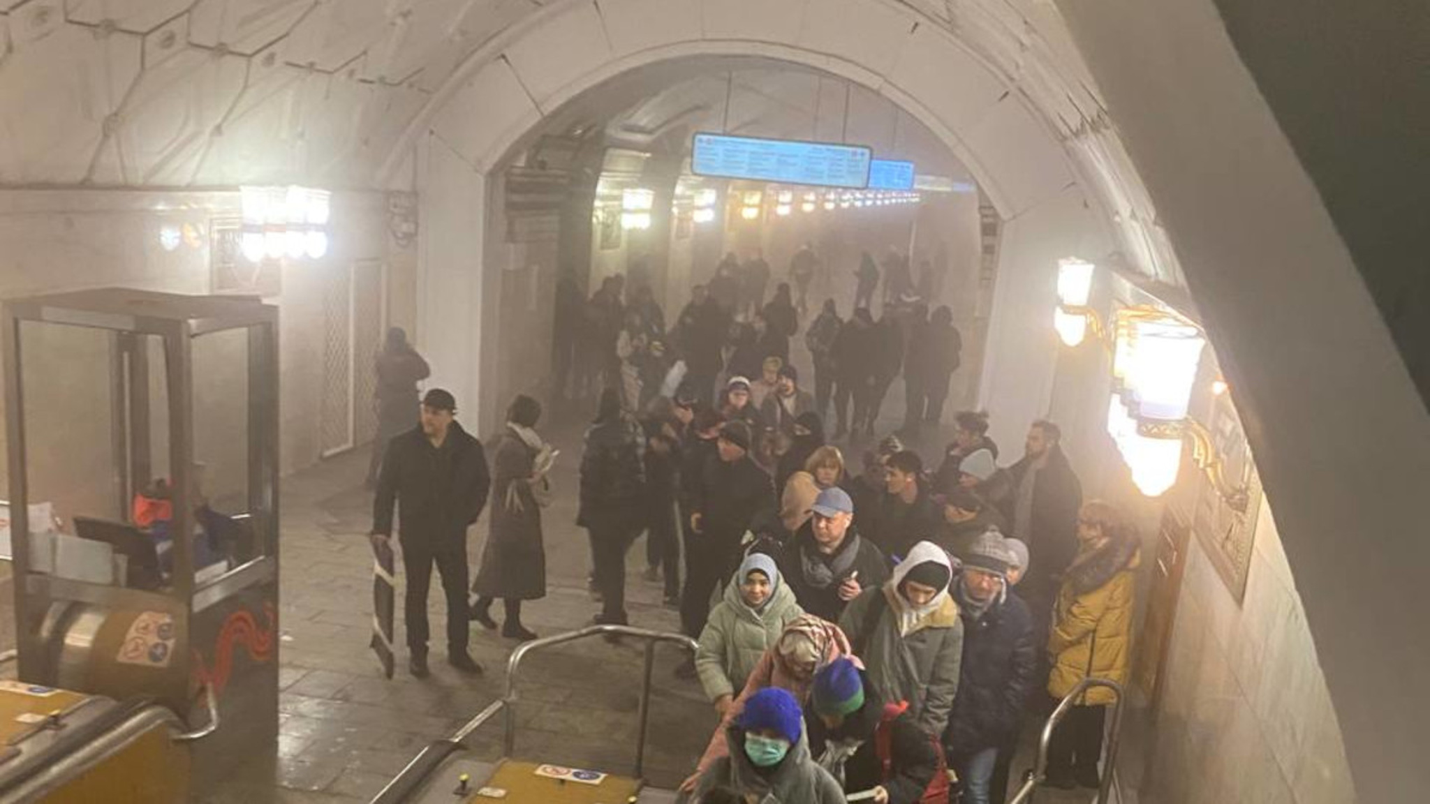 Очевидцы сняли задымление на станции московского метро
