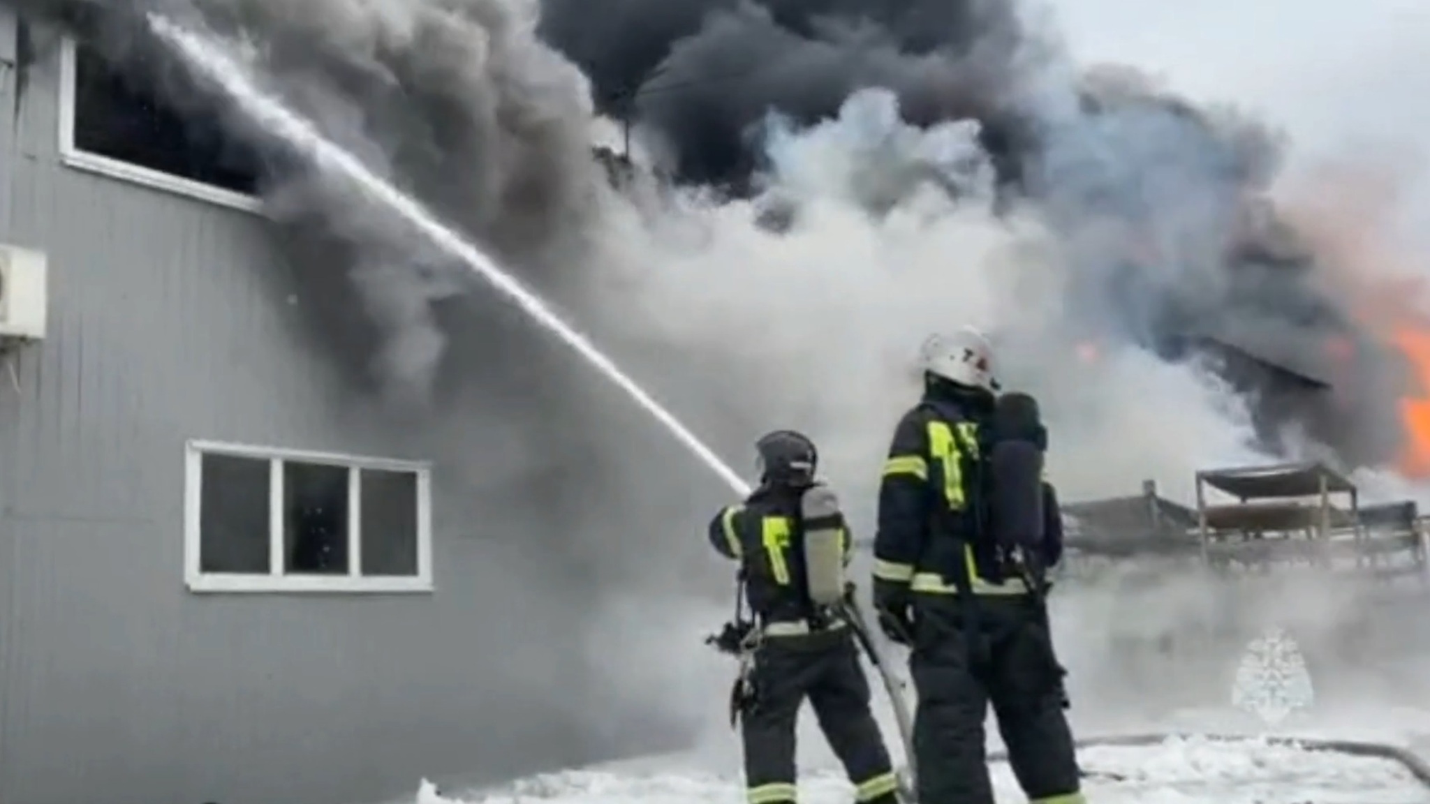 МЧС показало кадры тушения сильного пожара в Ульяновске