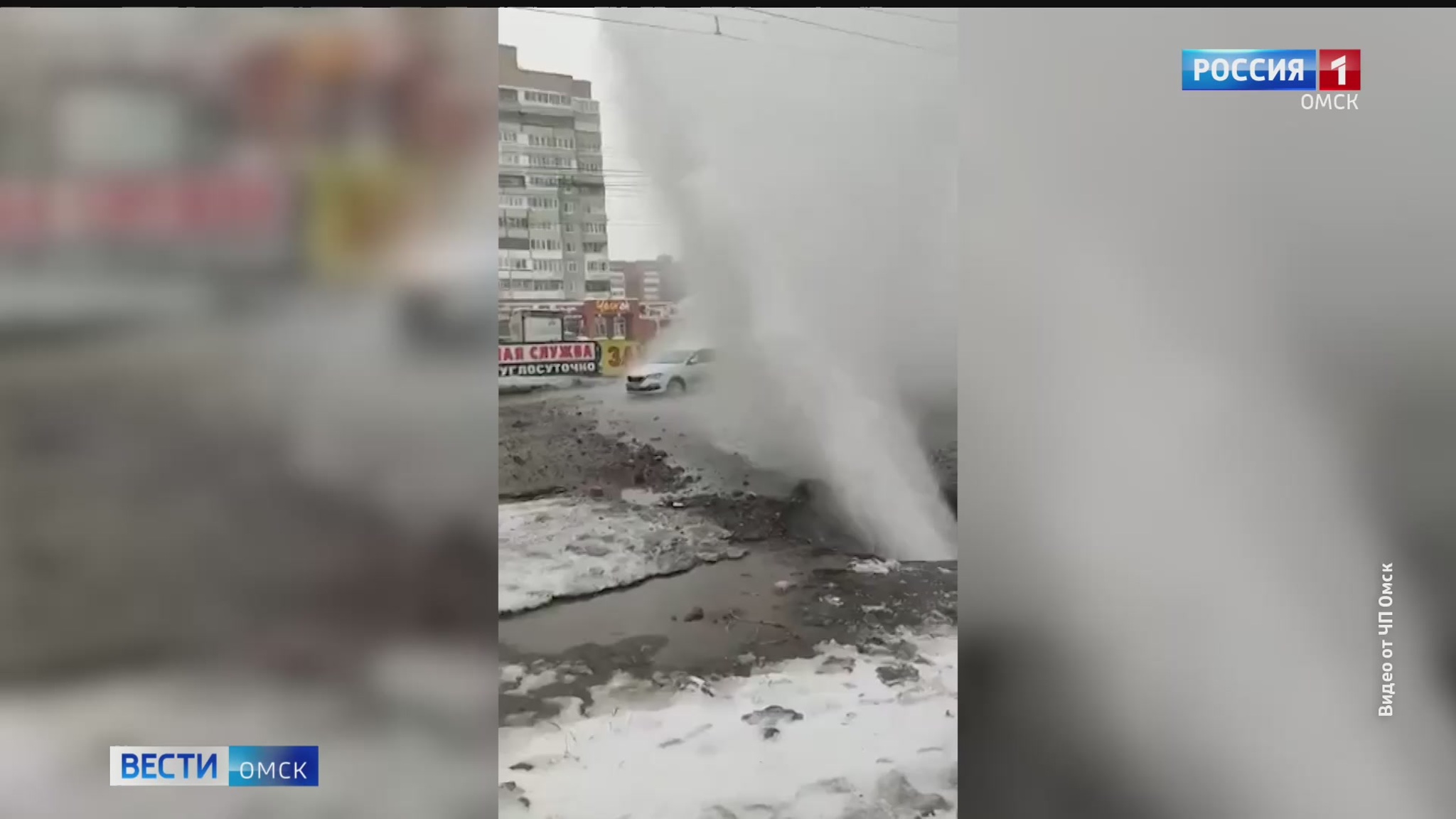 Поток воды выбил окна у автобуса в Омске