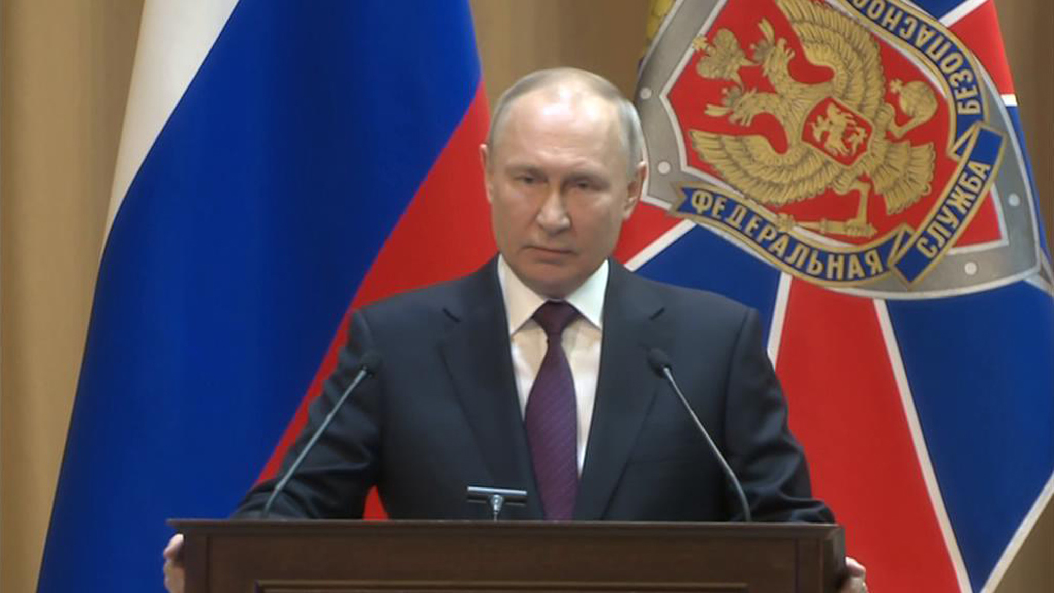 Владимир Путин призвал противостоять попыткам расколоть наше общество