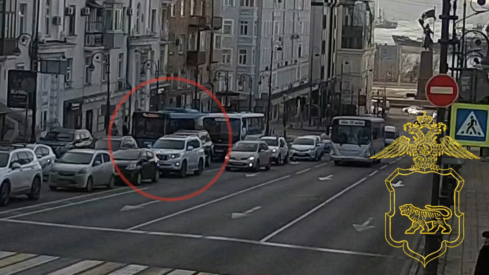 Во Владивостоке автобус врезался в здание краевого суда