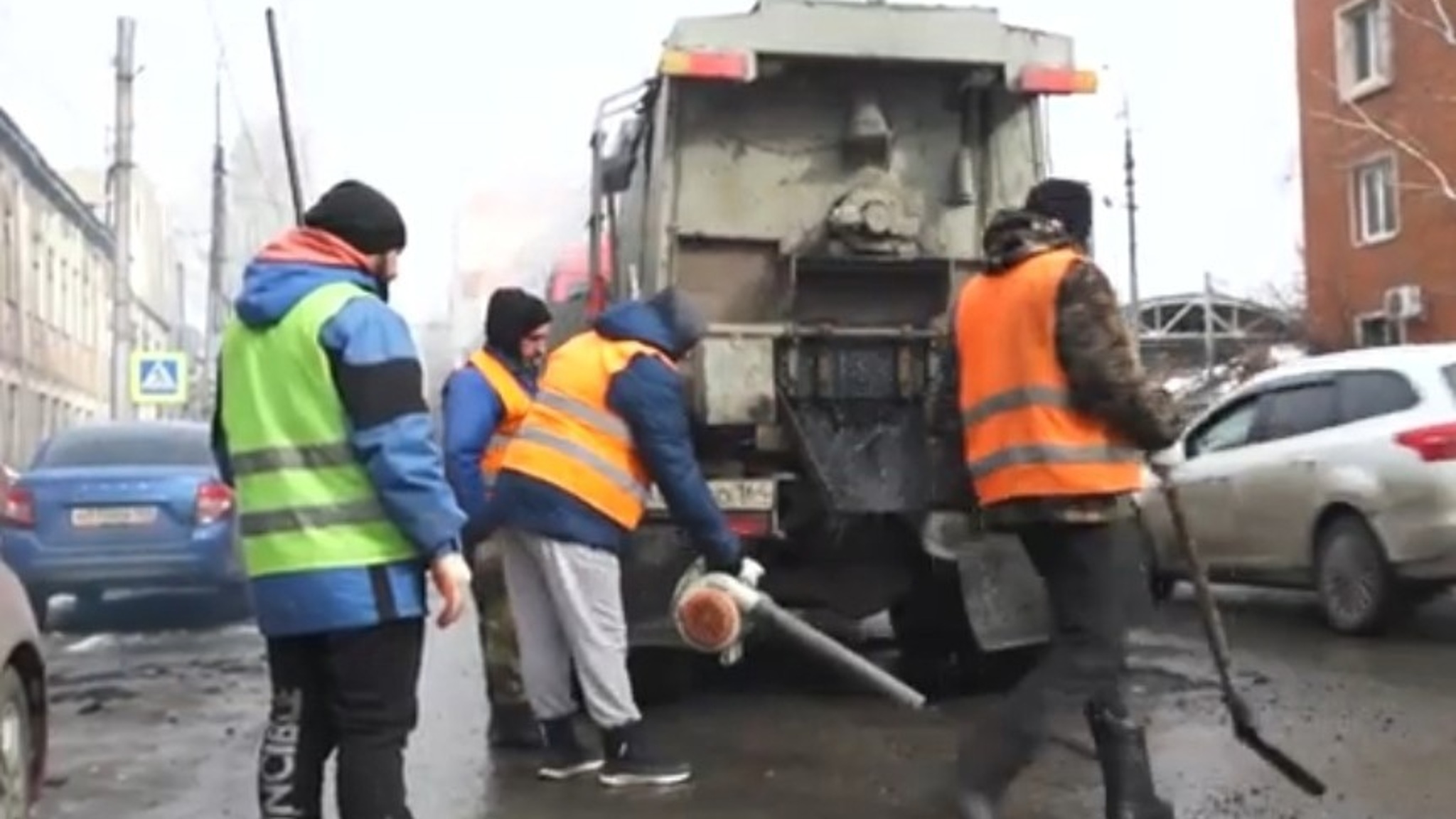 В Саратове продолжаются работы по текущему ямочному ремонту