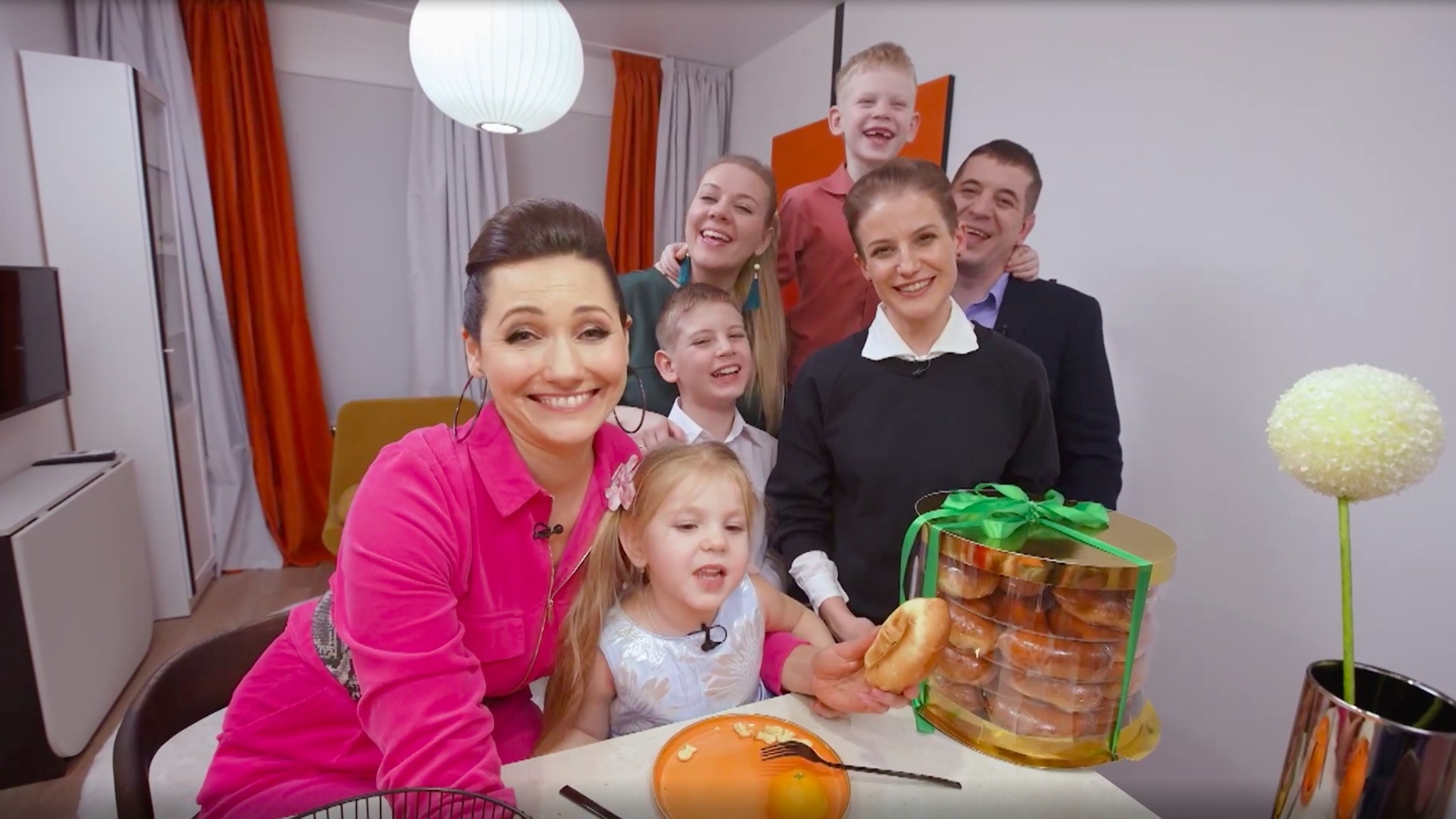 Многодетная семья Косовых получила кухню-гостиную в стиле русского авангарда